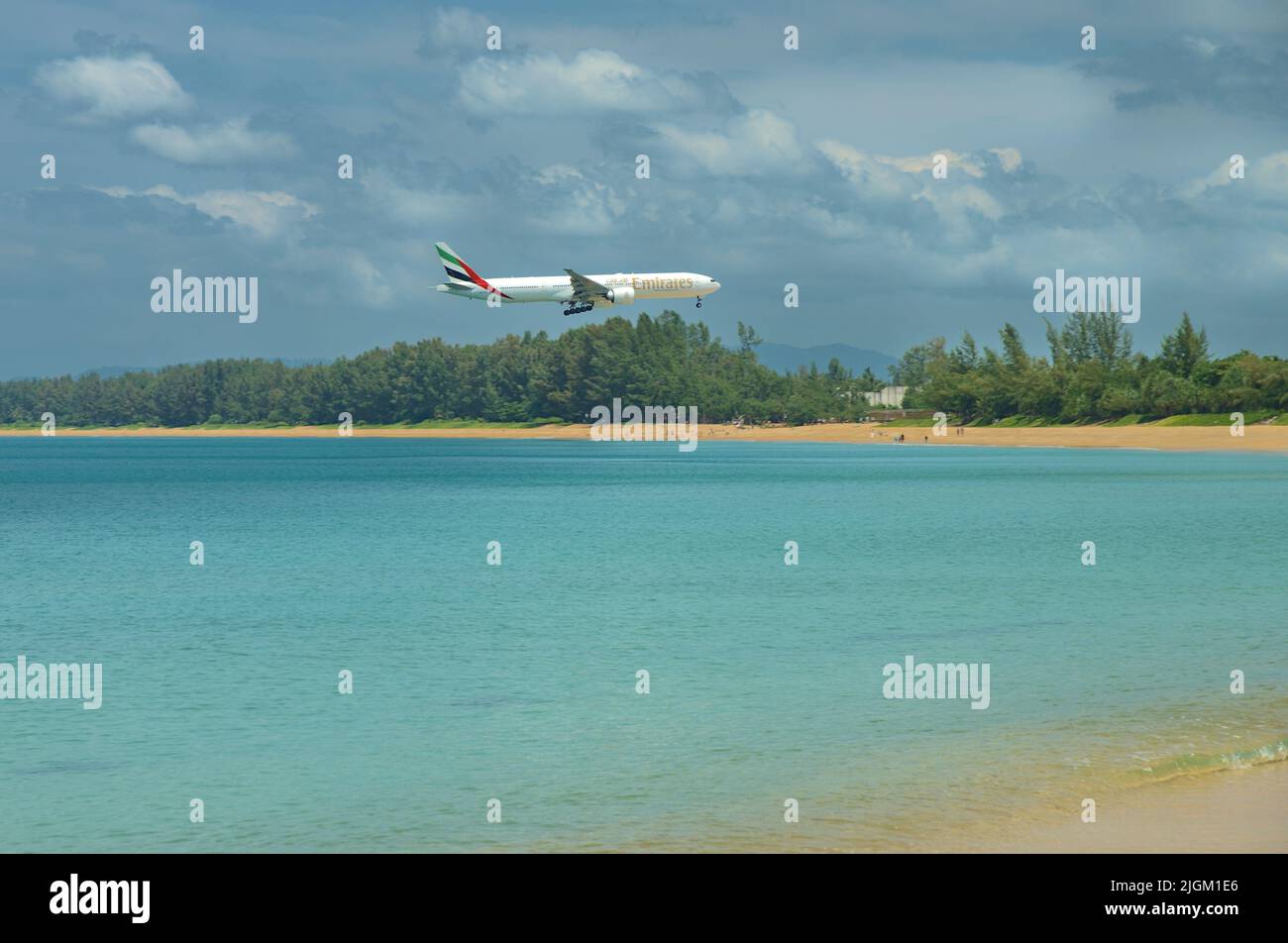 Atterraggio di linea aerea Emirates all'aeroporto internazionale di Phuket a Phuket Thailandia. Foto Stock