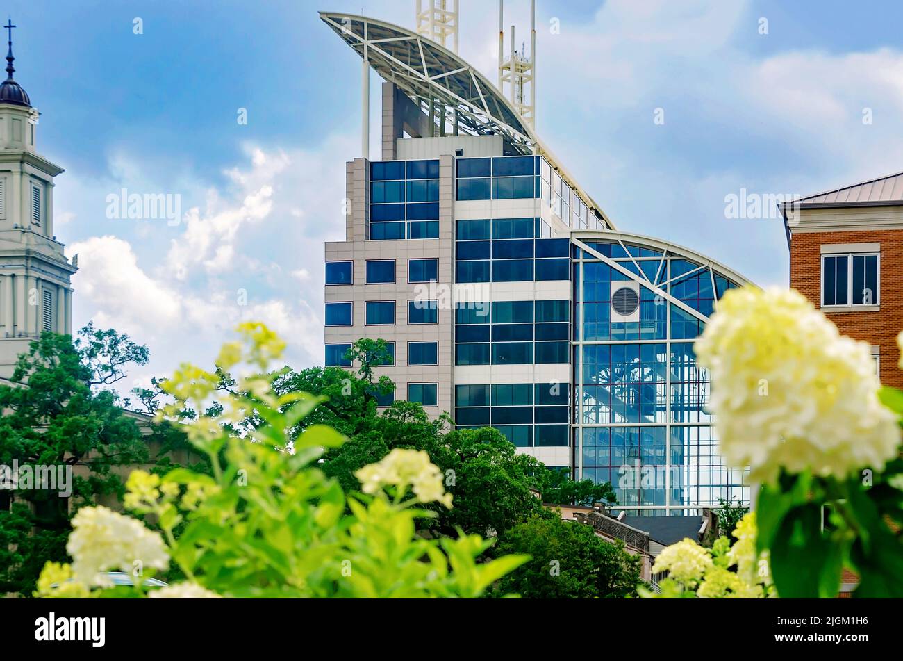 Il Palazzo del Governo è raffigurato dal Mardi Gras Park, 10 luglio 2022, a Mobile, Alabama. L'edificio è stato eretto nel 1994 al costo di $73 milioni di euro. Foto Stock