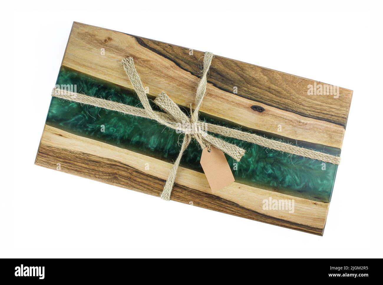Tavola di servizio in legno di quercia e resina epossidica con corda decorativa e cartellino isolato su sfondo bianco Foto Stock