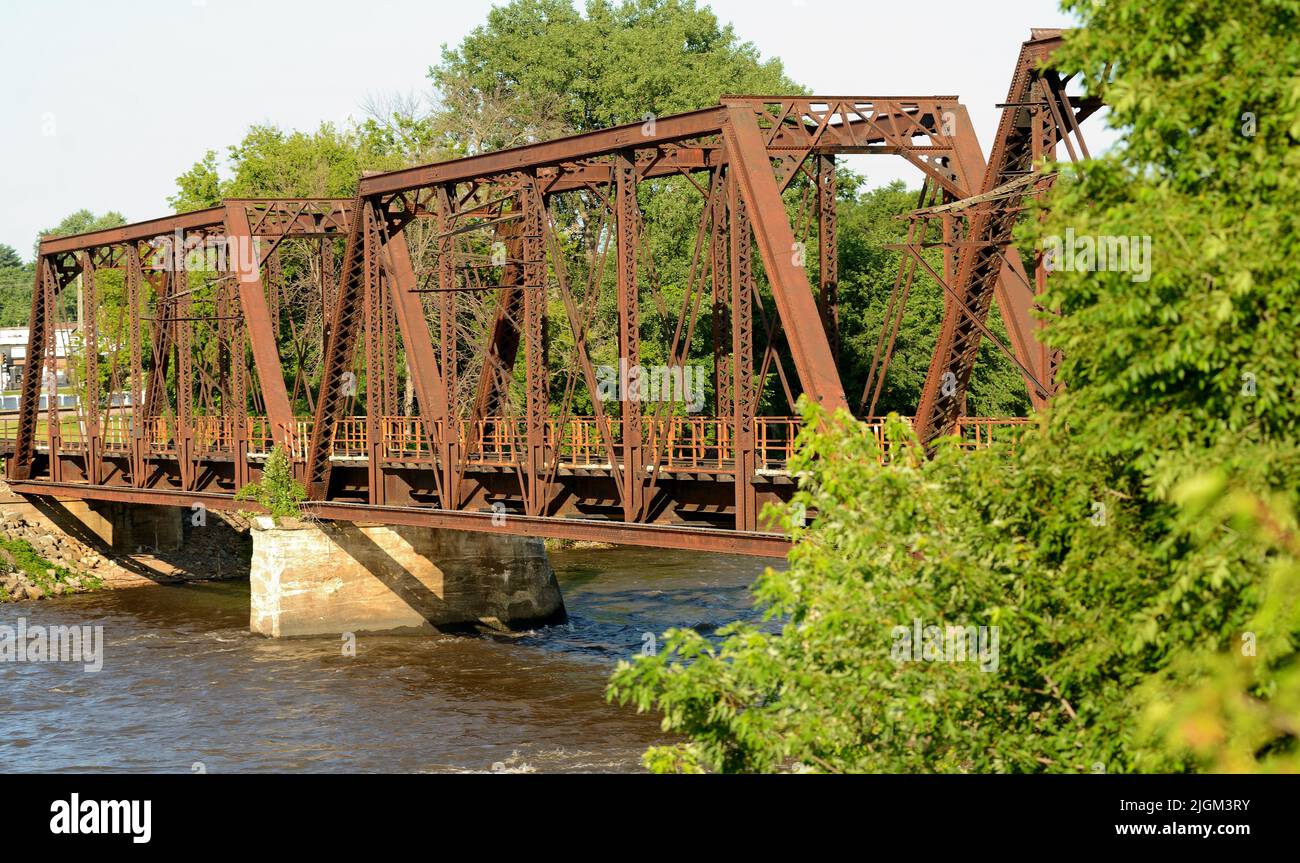 Ponte ferroviario rustico sul fiume Cedar a Cedar Falls, Iowa USA Foto Stock