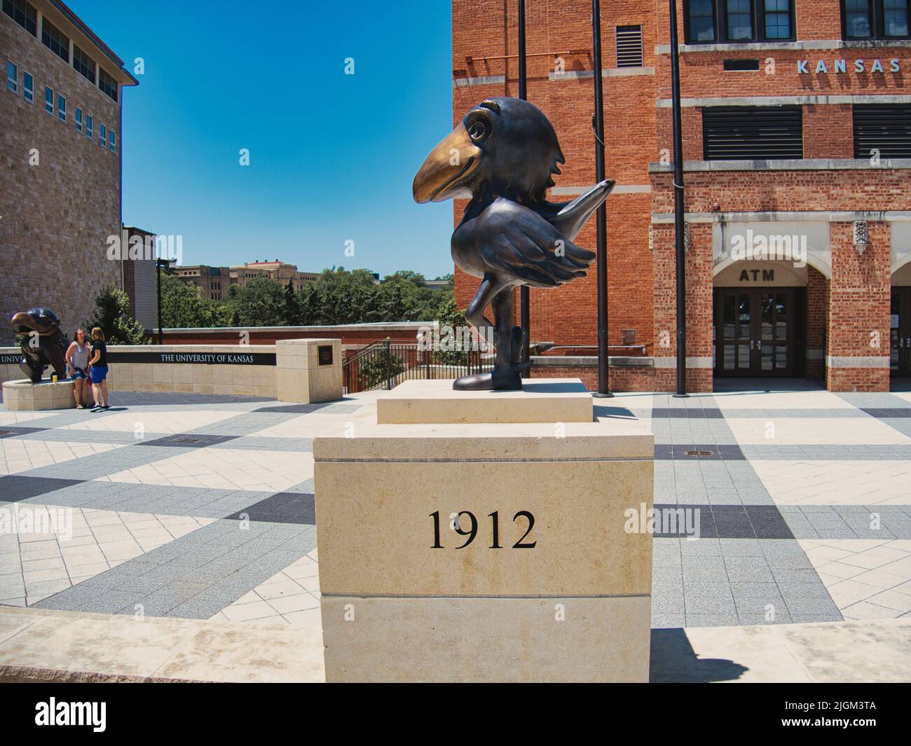 Lawrence, Kansas 10 luglio 2022 - 1912 Jayhawk vicino al Museo di Storia Naturale ad Ascher Plaza Foto Stock