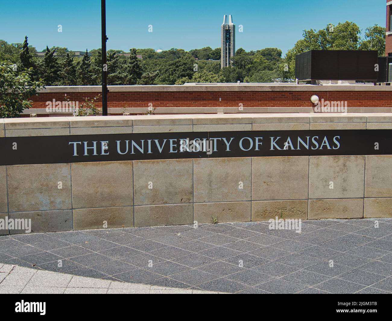 Lawrence, Kansas 10 luglio 2022 - cartello della University of Kansas vicino al Natural History Museum di Ascher Plaza Foto Stock