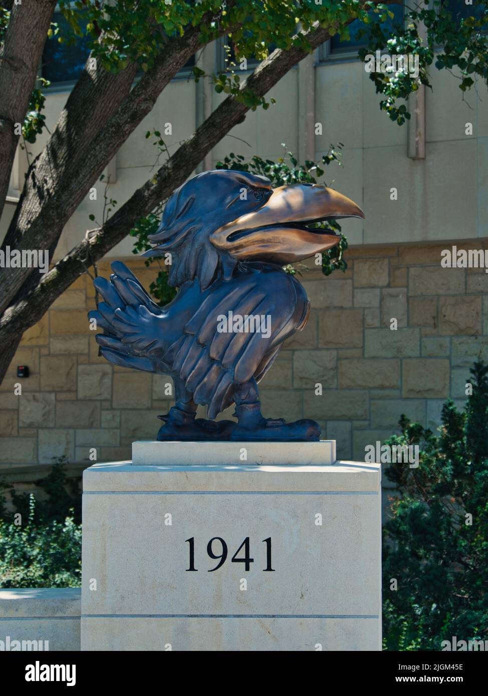 Lawrence, Kansas 10 luglio 2022 - 1941 Jayhawk vicino al Museo di Storia Naturale ad Ascher Plaza Foto Stock