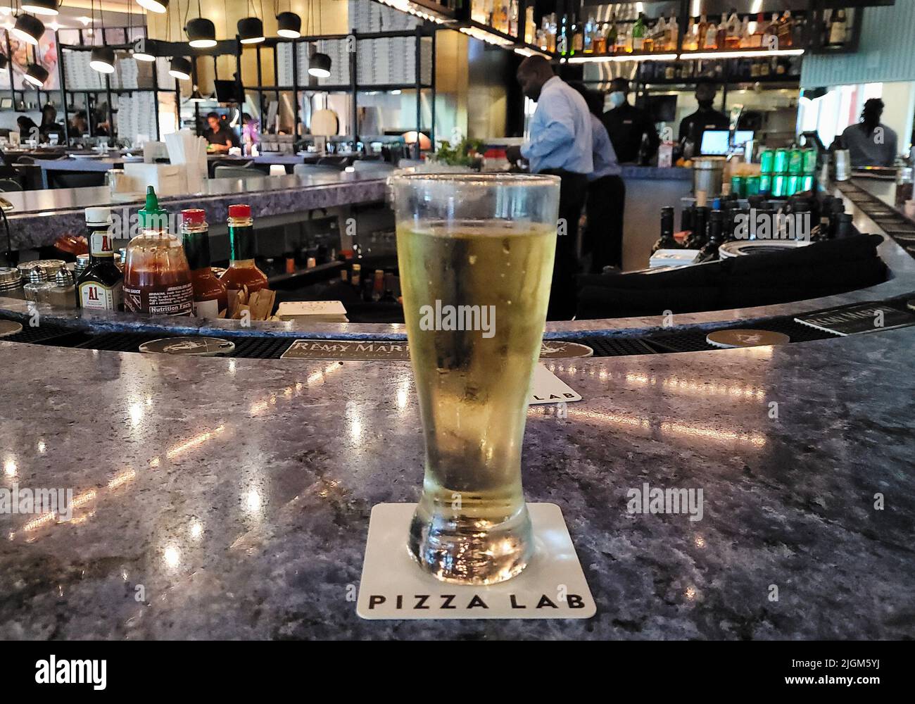 Pinta di birra sul bancone Foto Stock