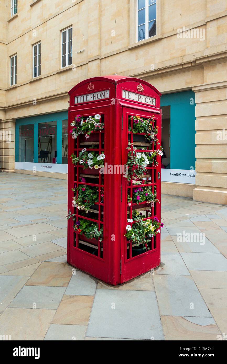 Vecchia scatola del telefono, decorata, con, fiori, Southgate, Shopping, zona, Bath, City, Inghilterra Foto Stock