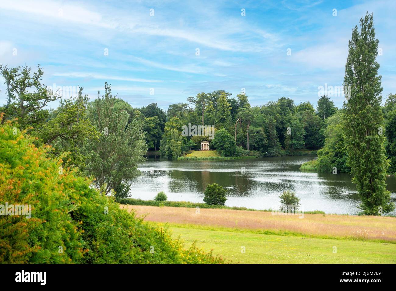 Lake and Temple, Bowood House and Gardens, Wiltshire, Regno Unito Foto Stock
