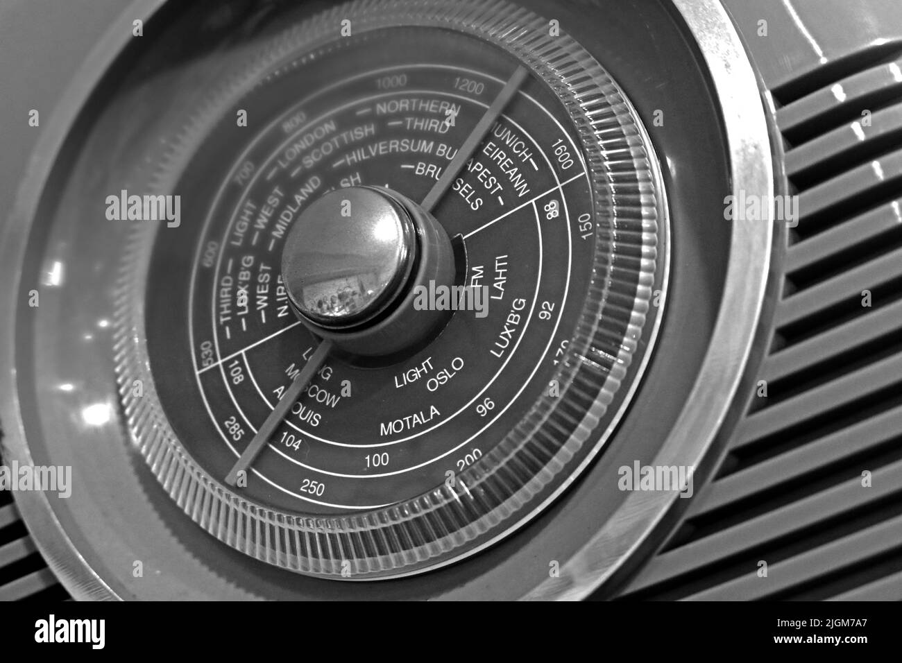 Radio circolare Tuning iDial , le stazioni includono Light , Oslo, Motala, Bruxelles, Budapest, Eireann,Hilversum,Midland,West,Scottish, Monaco, terzo, Mosca Foto Stock