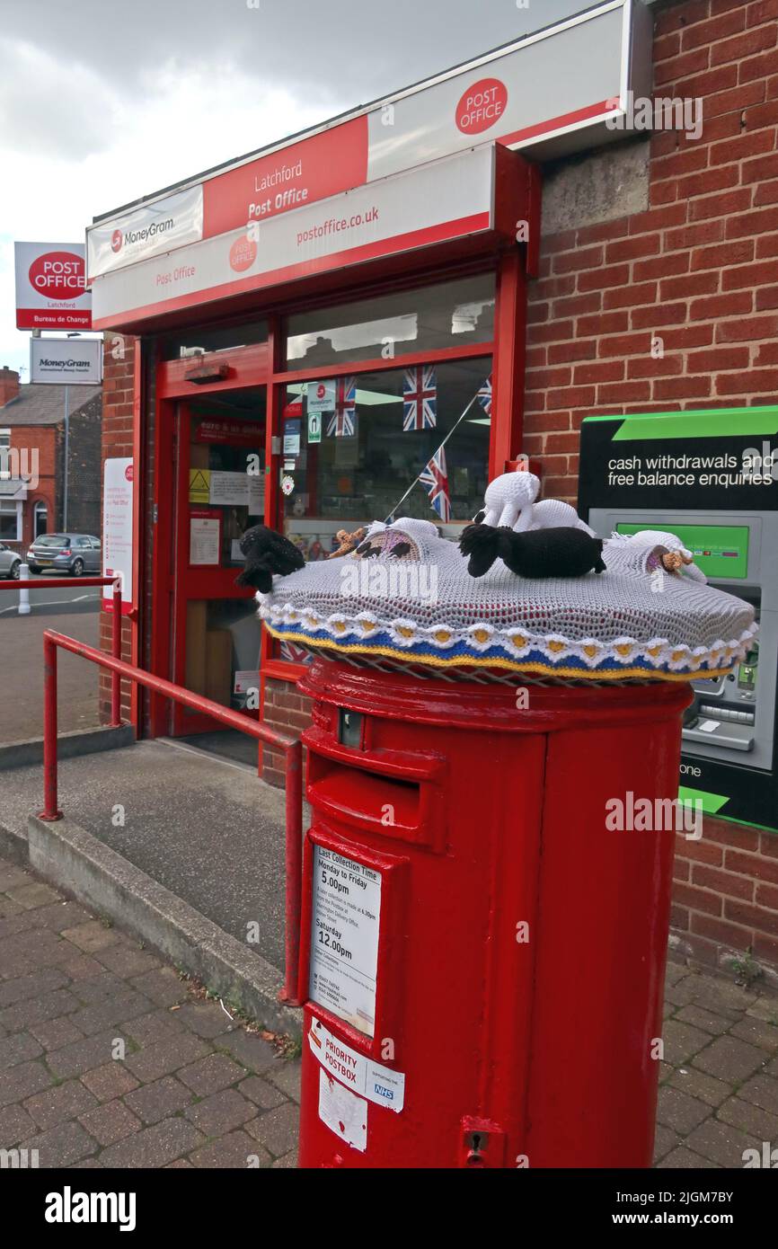 Ufficio postale di Latchford e casella postale decorata, 715B Knutsford Rd, Latchford East, Warrington, Cheshire, INGHILTERRA, REGNO UNITO, WA4 1JY Foto Stock