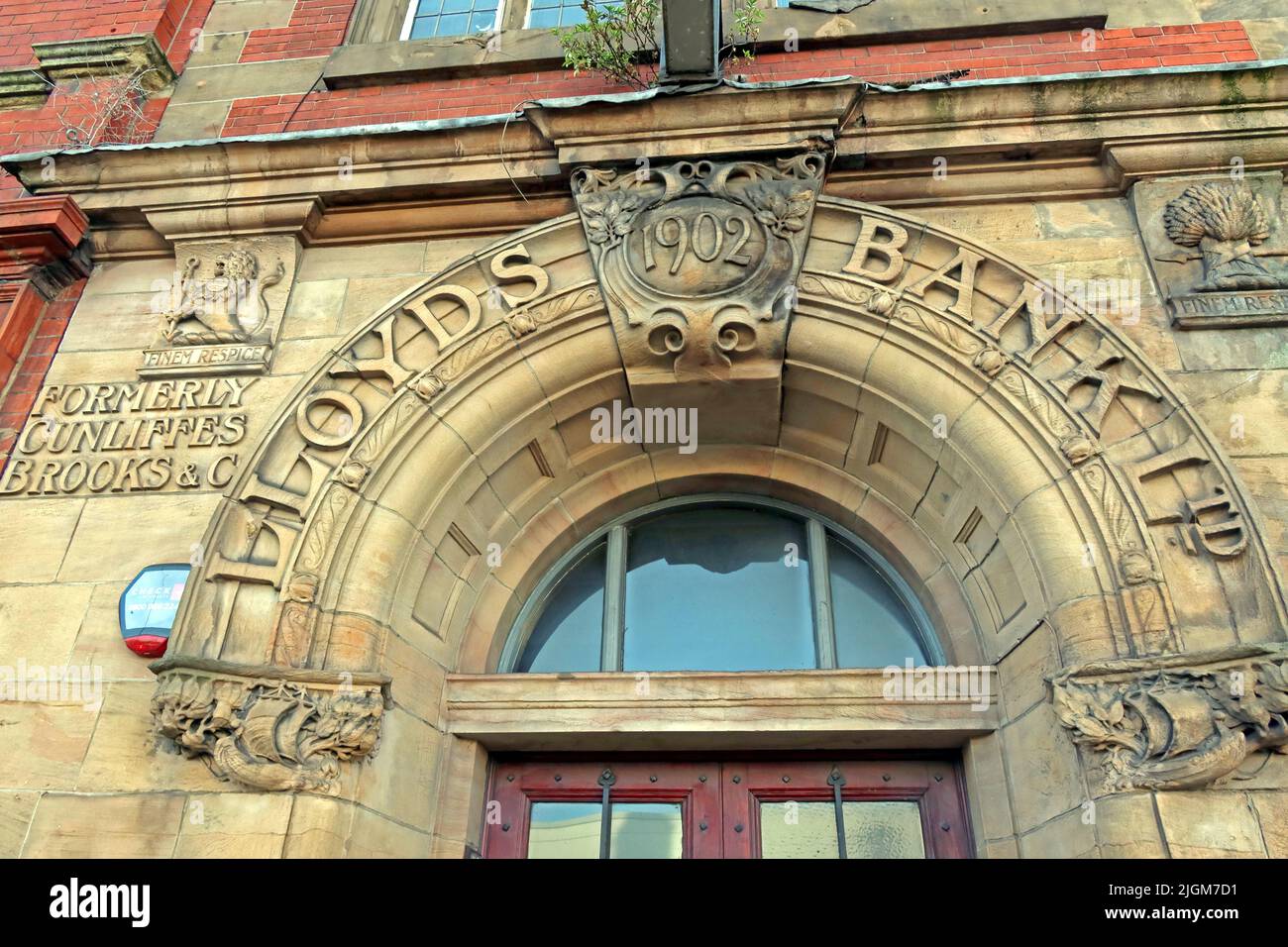 Ex Lloyds Bank (Broadheath Branch) e Post Office, 139 e 141, Manchester Road, Altrincham, Trafford, Cheshire, Inghilterra, Regno Unito, WA14 5NS Foto Stock