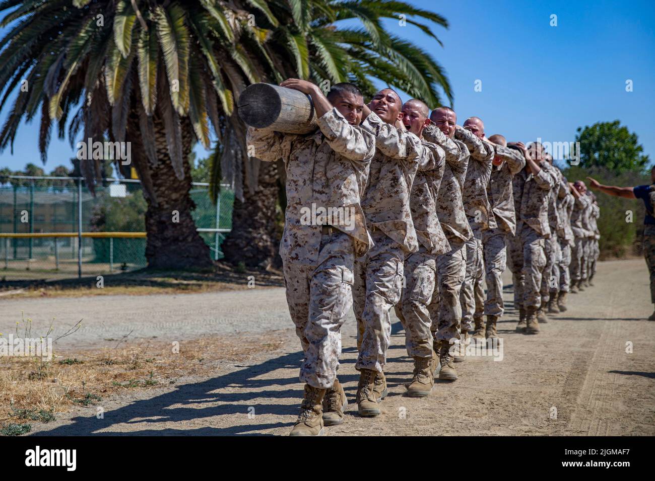 San Diego, California, Stati Uniti. 27th giugno 2022. U.S. Marine Corps recluta con Mike Company, 3rd recluta Battaglione di addestramento, trasporta i tronchi durante le esercitazioni di ceppo al deposito di reclutamento del corpo di Marina San Diego, 27 giugno 2022. Le reclute portavano un log di 250 libbre, eseguendo vari esercizi per rafforzare i loro corpi, menti e lavoro di squadra. Credit: U.S. Marines/ZUMA Press Wire Service/ZUMAPRESS.com/Alamy Live News Foto Stock