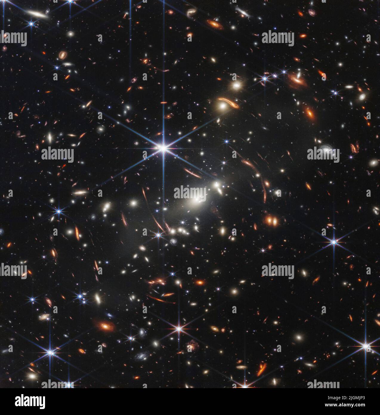 NASAs James Webb Space Telescope ha prodotto l'immagine infrarossa più profonda e più nitida dell'universo lontano fino ad oggi. Conosciuta come Webbs primo campo profondo, questa immagine del cluster di galassia SMACS 0723 è traboccante di dettagli. Migliaia di galassie, tra cui gli oggetti più svendi mai osservati nell'infrarosso, sono apparse per la prima volta nella vista Webbs. Questa fetta del vasto universo è approssimativamente la dimensione di un grano di sabbia tenuto a arms lunghezza da qualcuno sulla terra. Questo campo profondo, preso da Webbs Near-Infrared Camera (NIRCam), è un composito realizzato da immagini a diverse lunghezze d'onda Foto Stock