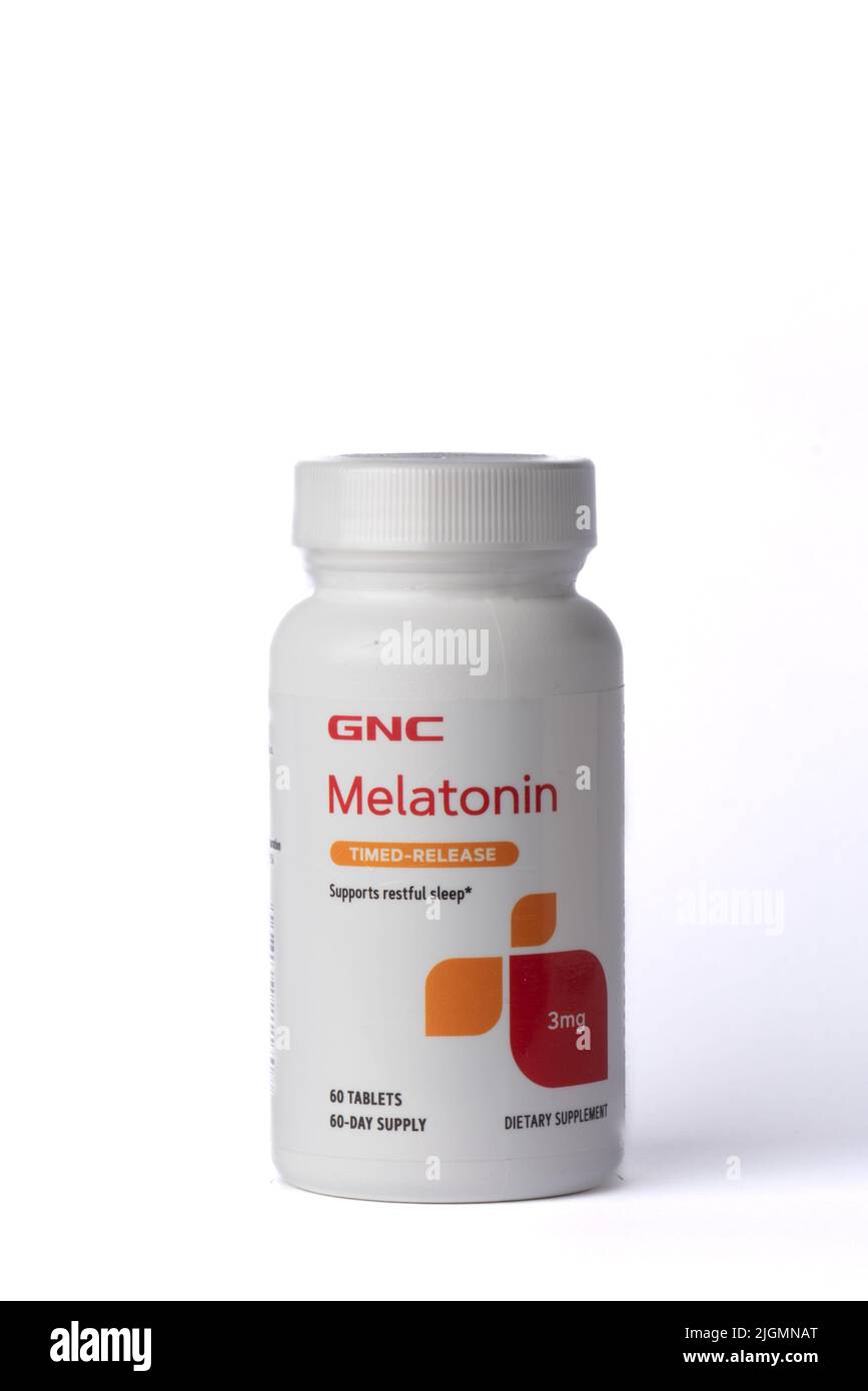 Davis, CA, 9 luglio 2022. Bottiglia di CNC Melatonin Time-release 3mg su sfondo bianco, centrata, vista frontale. La melatonina è un ormone usato per aiutare Foto Stock