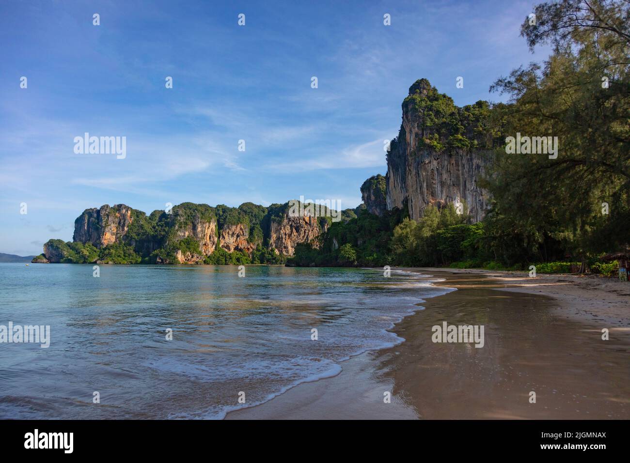 Railay Beach è una penisola accessibile solo in barca e una delle spiagge più belle in Thailandia - KRABI PROVINCIA, THAILANDIA Foto Stock
