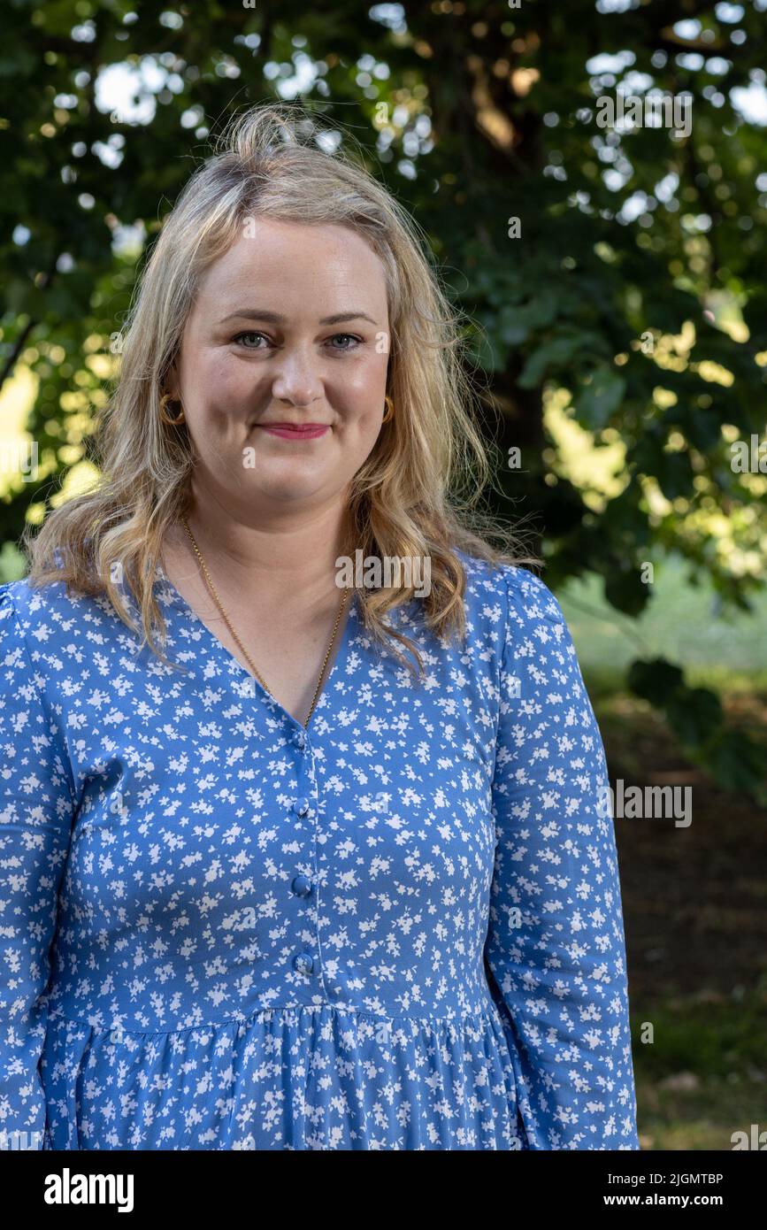 Attrice e scrittore Philippa Dunne noto per i Nevers (2021), questo sta andando ferire (2022) e il lato luminoso (2020), Motherland, Derry Girls lei è Foto Stock