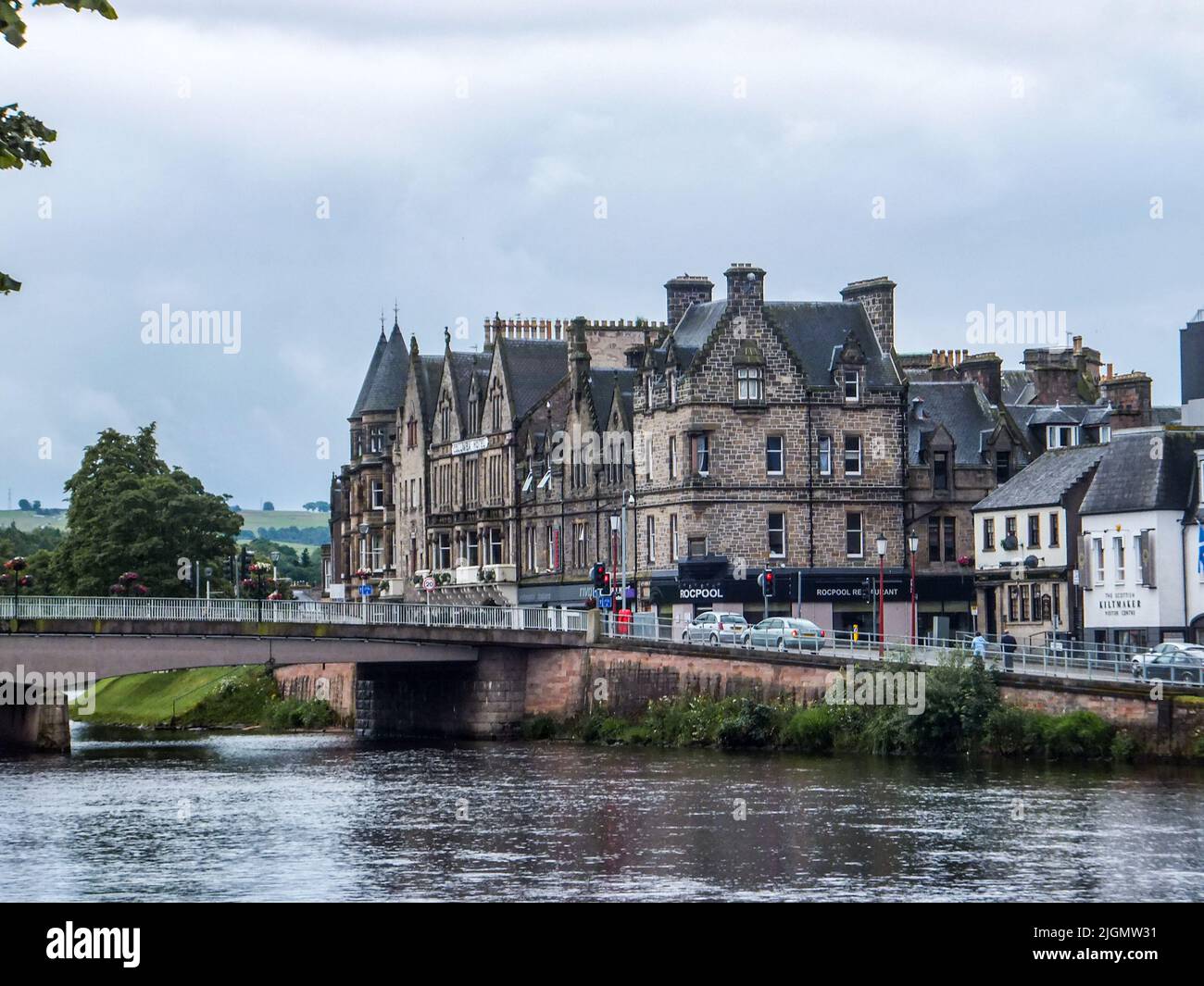 I ristoranti Rocpool e prime, così come il Palace e Columba Hotels, occupano questo blocco di edifici sul fiume Ness a Inverness, Scozia, Regno Unito. Foto Stock