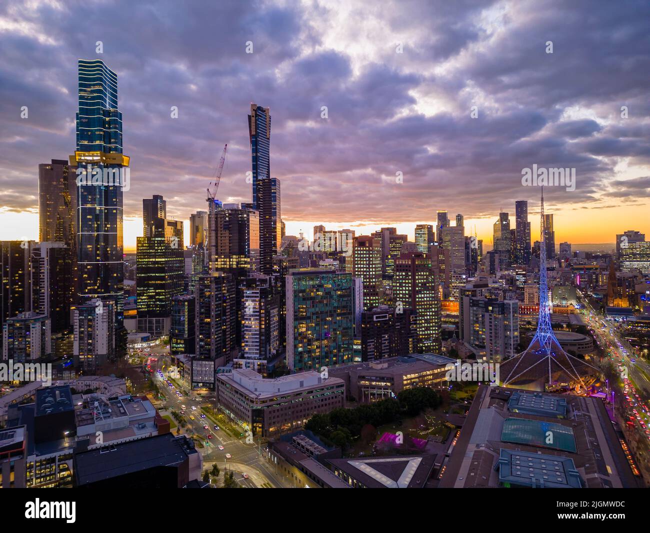 Vista aerea della città di Melbourne di notte Foto Stock
