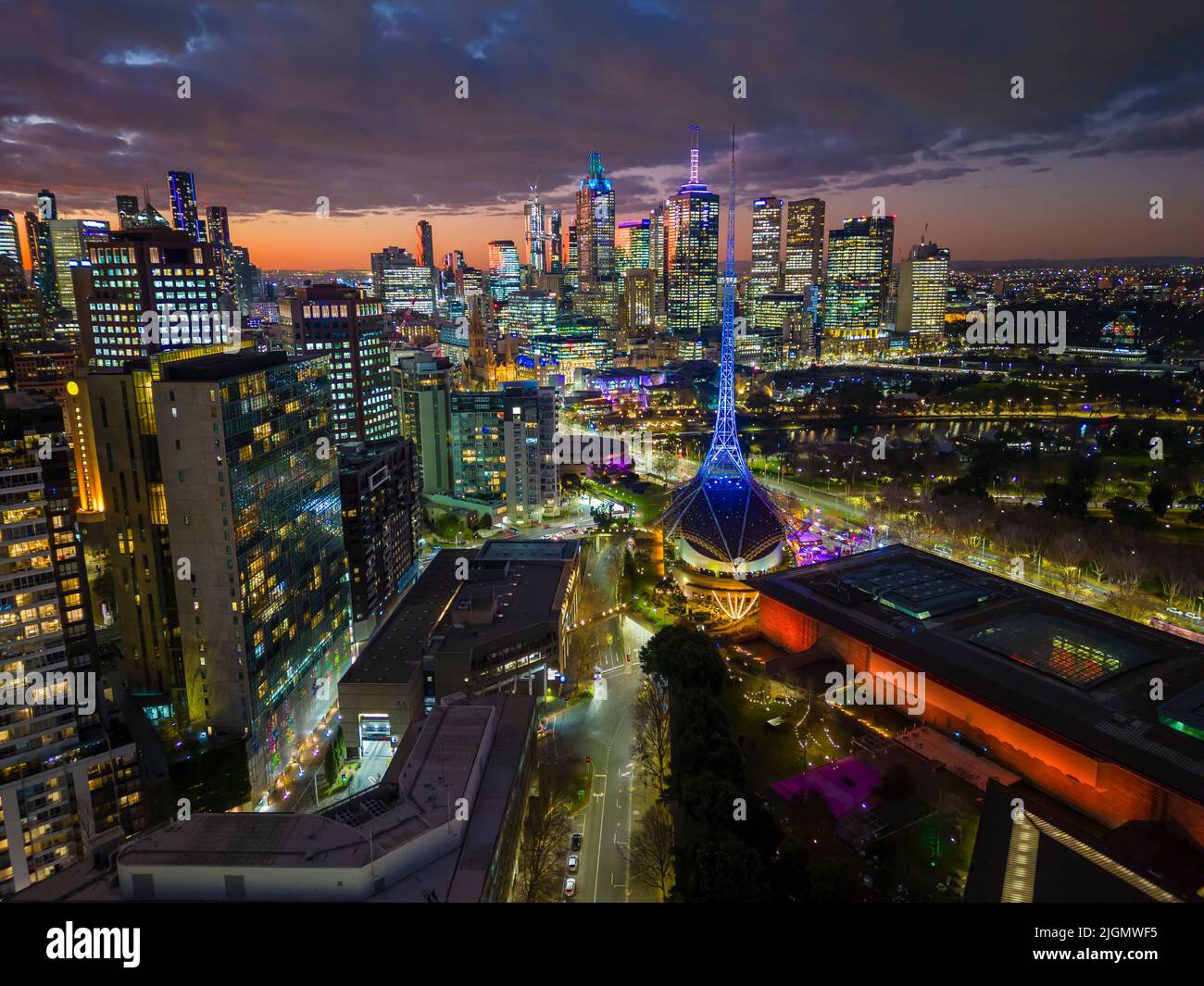 Vista aerea della città di Melbourne di notte Foto Stock