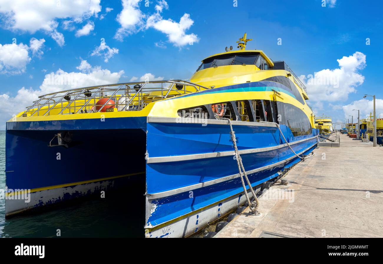 Traghetto ad alta velocità al terminal di Isla Mujeres in attesa che i passeggeri ritornino a Cancun. Foto Stock