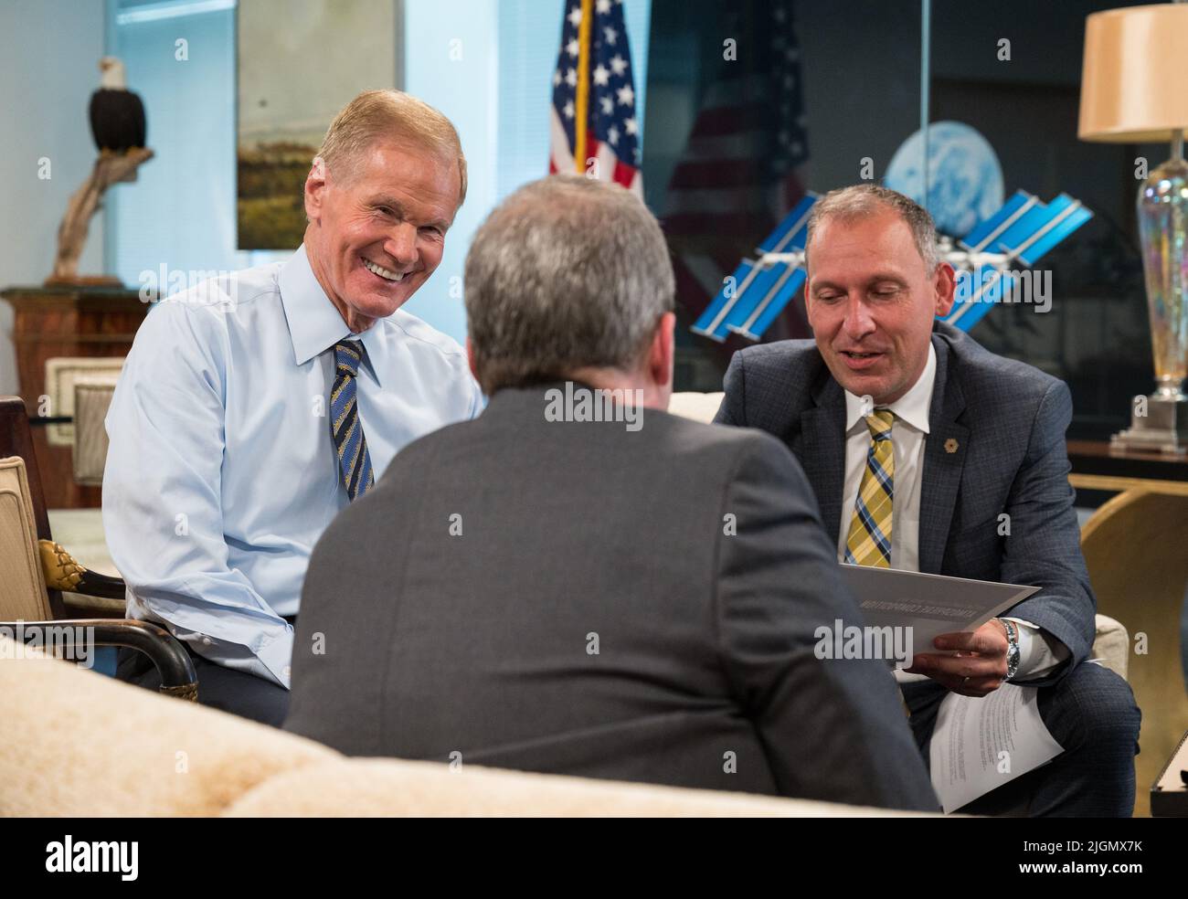 L'amministratore della NASA Bill Nelson, a sinistra, e l'amministratore associato della direzione della Missione scientifica della NASA, Thomas Zurbuchen, a destra, parlano con lo scienziato del progetto Webb presso lo Space Telescope Science Institute, Klaus Pontopidan, centro, dopo aver mostrato le prime immagini a colori del telescopio spaziale James Webb della NASA in una riunione di anteprima, lunedì 11 luglio, 2022, presso la sede centrale della NASA di Mary W. Jackson a Washington. Le prime immagini e dati spettroscopici del telescopio spaziale più grande e potente del mondo, che uscirà il 11 e 12 luglio, mostreranno Webb al suo po completo Foto Stock