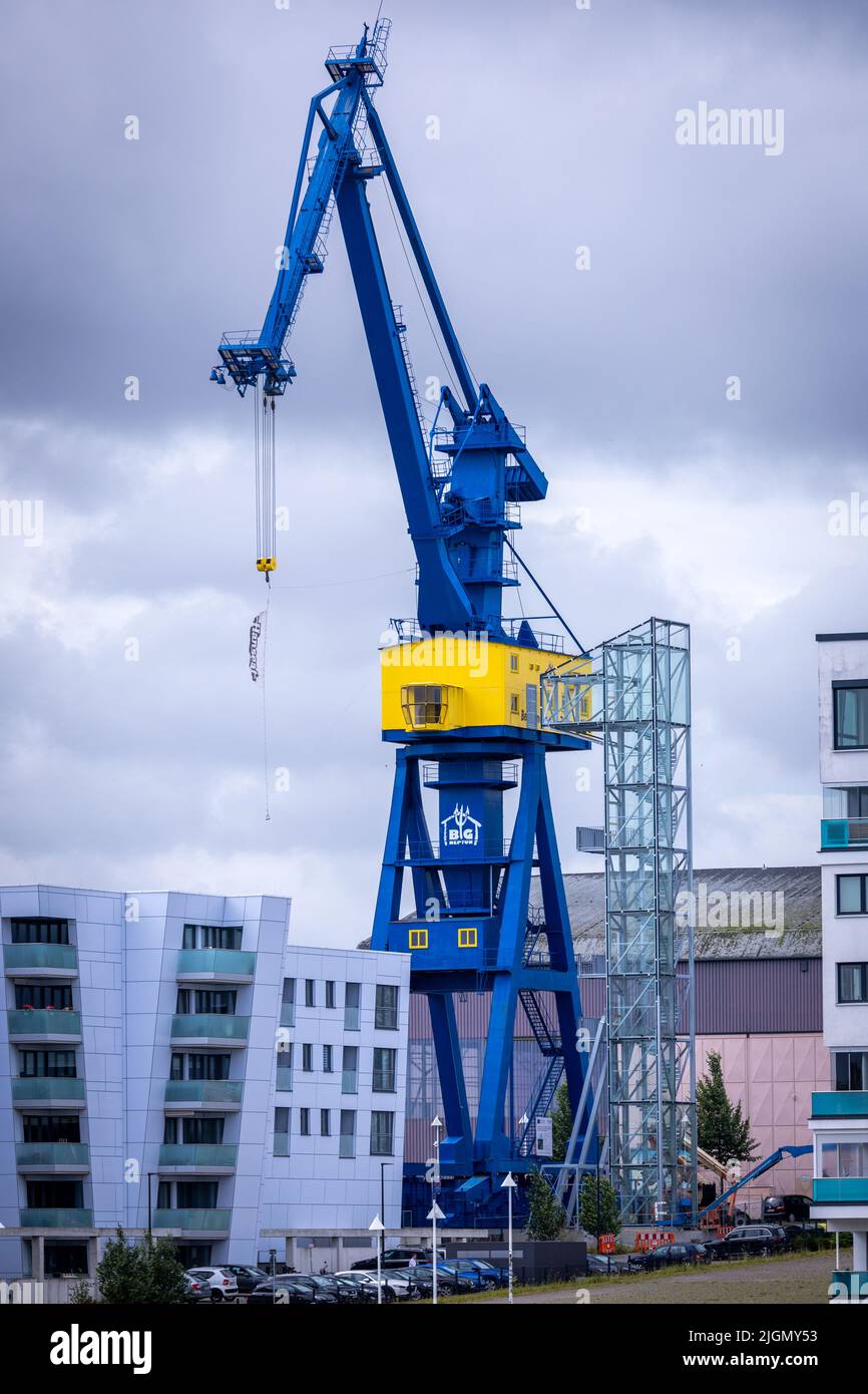 08 luglio 2022, Meclemburgo-Pomerania occidentale, Rostock: In futuro, le coppie nuziali potranno dire 'Io do' 30 metri sopra il suolo nel portale luffing gru costruita nel 1976 sul sito del ex cantiere Neptun vicino al porto della città. La tradizione di Förderverein Ostseeschifffahrt sta attuando il progetto elaborato e desidera accogliere le prime feste di nozze nella vecchia gru a slitta, che è stata un edificio quotato dal 2005, quest'anno. Un ascensore di vetro è attualmente in fase di montaggio accanto alla gru, in modo che fino a 30 ospiti di nozze possono raggiungere l'ex sala macchine, che io Foto Stock