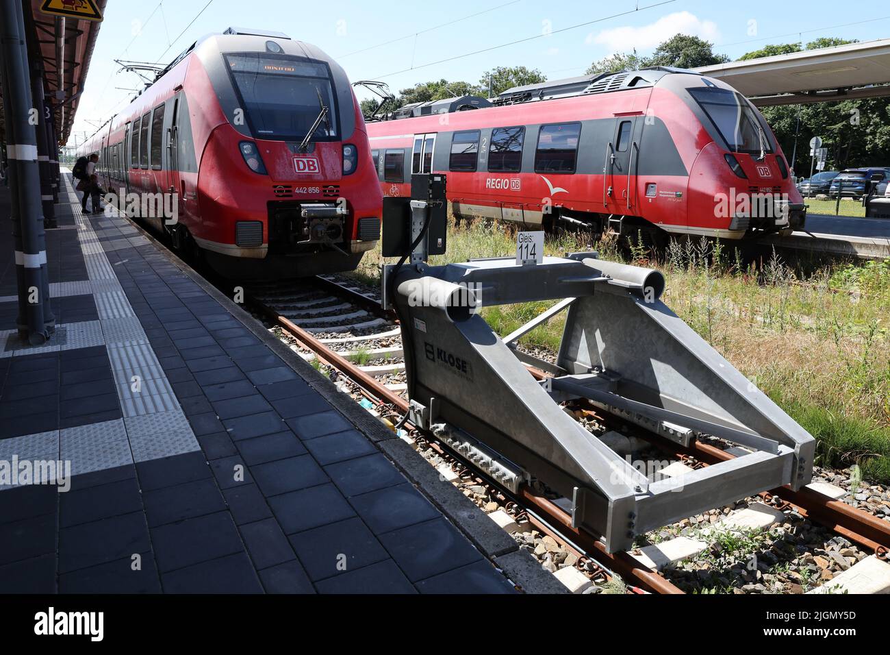 11 luglio 2022, Meclemburgo-Pomerania occidentale, Warnemünde: I treni S-Bahn si trovano nella stazione della località del Mar Baltico. In occasione di un evento stampa a Schwerin il 12 luglio 2022, Deutsche Bahn presenterà il suo programma di modernizzazione per oltre 50 stazioni a Mecklenburg-Vorpommern, tra cui Warnemünde. Foto: Bernd Wüstneck/dpa Foto Stock