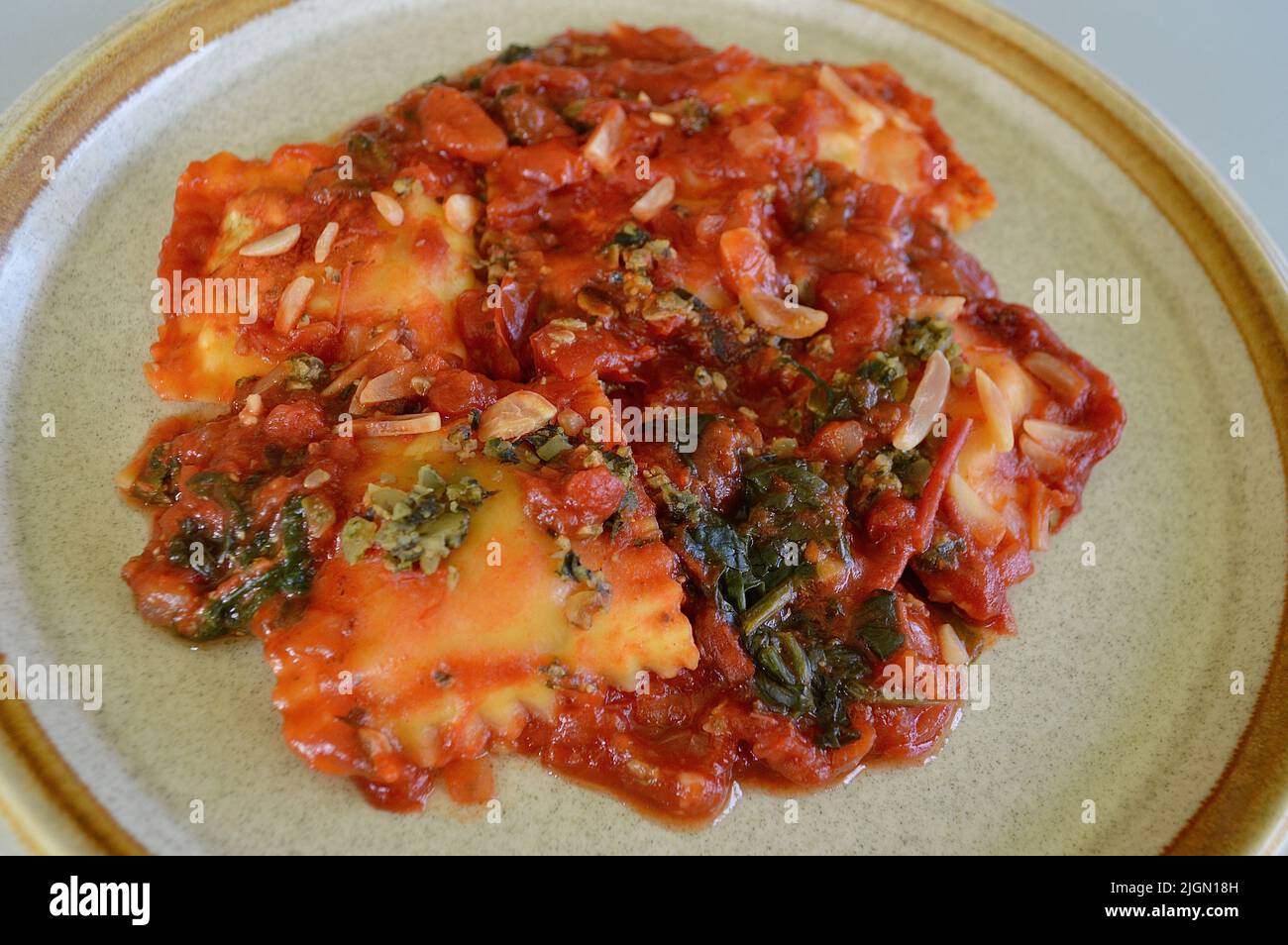 Ravioli di verdure mediterranee arrosto su un piatto Foto Stock