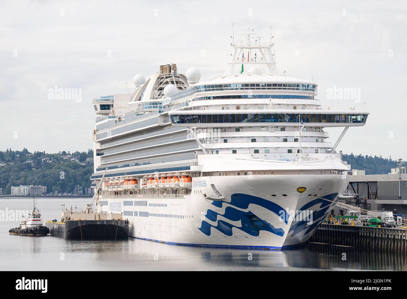 Seattle - 09 luglio 2022; Crown Princess al Molo 91 di Seattle che si prepara per la crociera in Alaska con una chiatta di rifornimento e rimorchiatore accanto Foto Stock