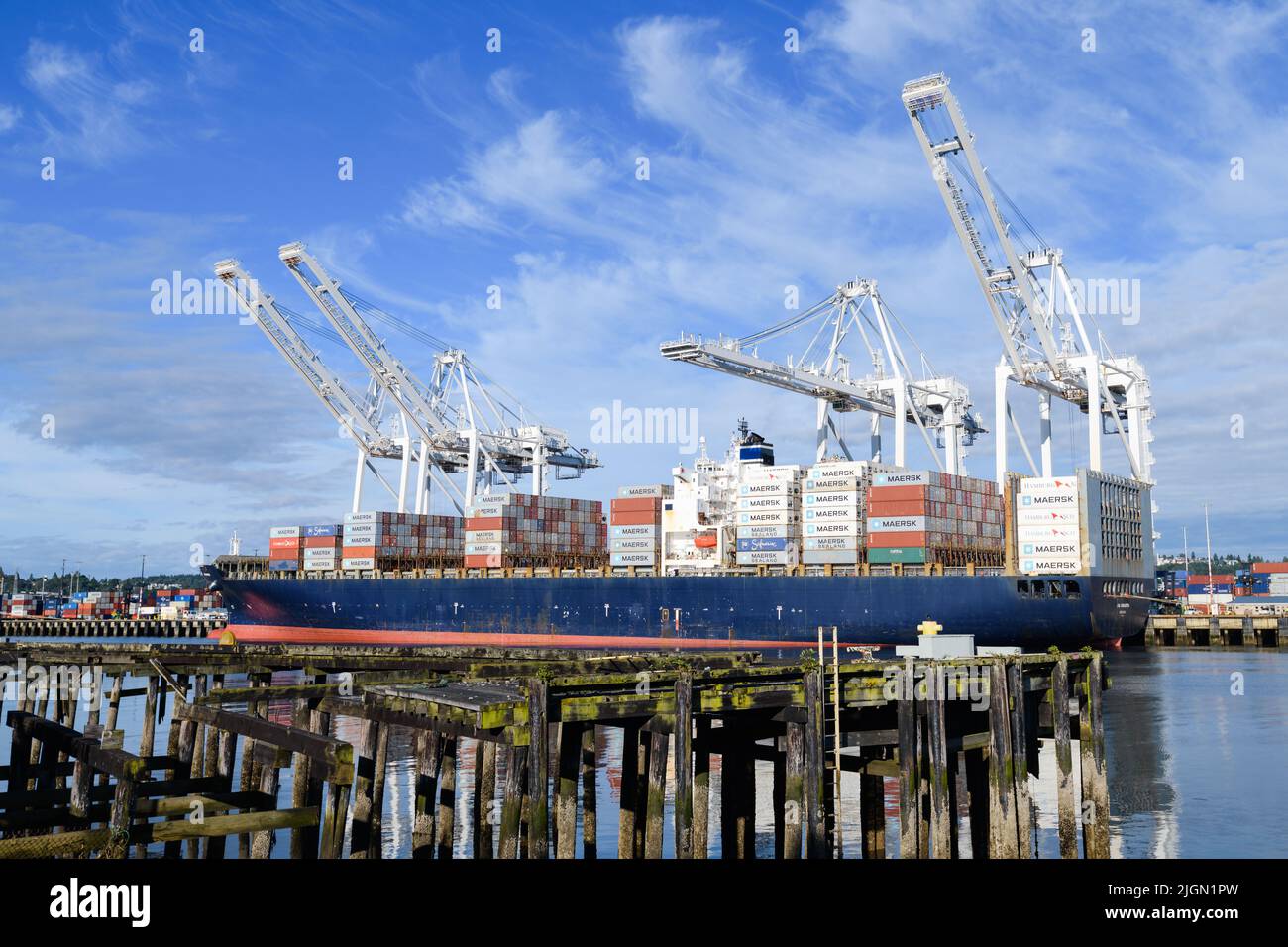 Seattle - 09 luglio 2022; nave container GSL violetta che scarica al terminal SSA 18 di Seattle Foto Stock