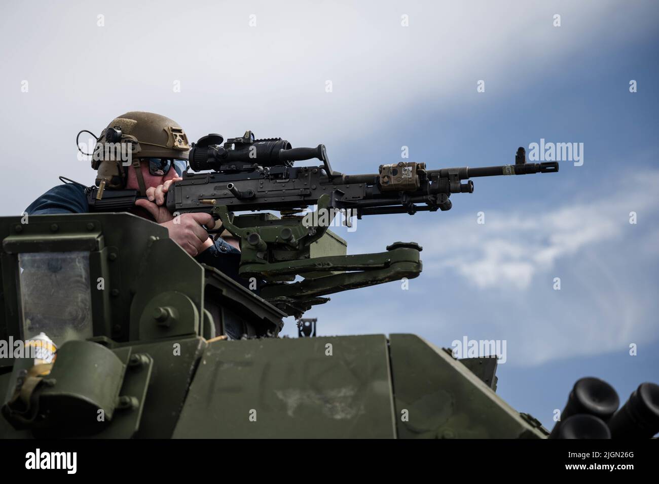 Chris Farricker, dirigente della nave d'assalto anfibio USS Kearsarge di classe Wasp (LHD 3), spara una mitragliatrice M240B durante un esercizio di fuoco dal vivo, il 28 giugno 2022. Il gruppo di preparazione Kearsarge Amphibious e l'unità di spedizione Marina 22nd, sotto il comando e il controllo della Task Force 61/2, è in un dispiegamento programmato nell'area delle operazioni U.S. Naval Forces Europe, impiegata dalla U.S. Sesta flotta per difendere gli interessi degli Stati Uniti, degli alleati e dei partner. (STATI UNITI Foto Navy di Mass Communication Specialist 3rd Classe Jesse Schwab) Foto Stock