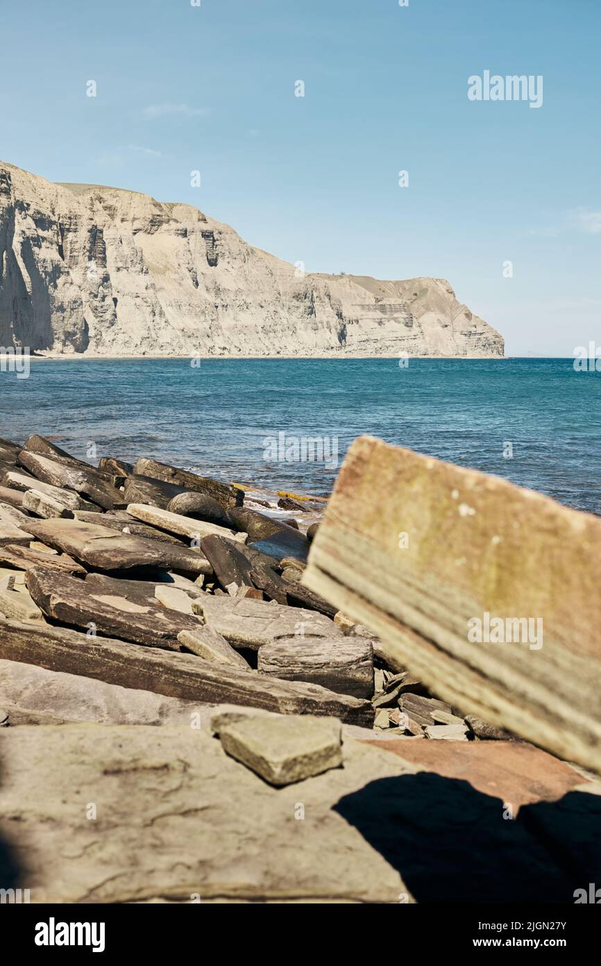 Il mare e le rocce sulla costa meridionale. Crimea, un paesaggio in una giornata di sole. Vista frontale. Foto Stock