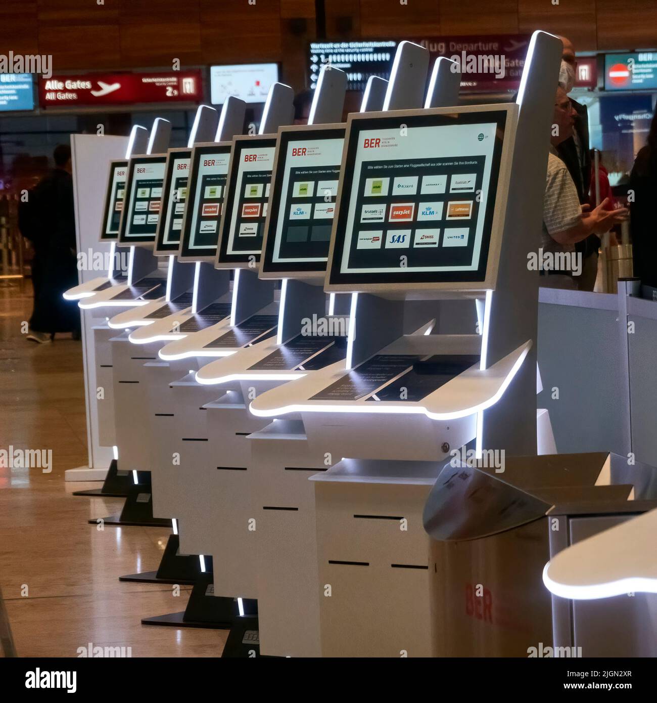 Berlino, Germania, 20 giugno 2022: Computer per il check-in automatico presso il nuovo aeroporto di Berlino BER Foto Stock