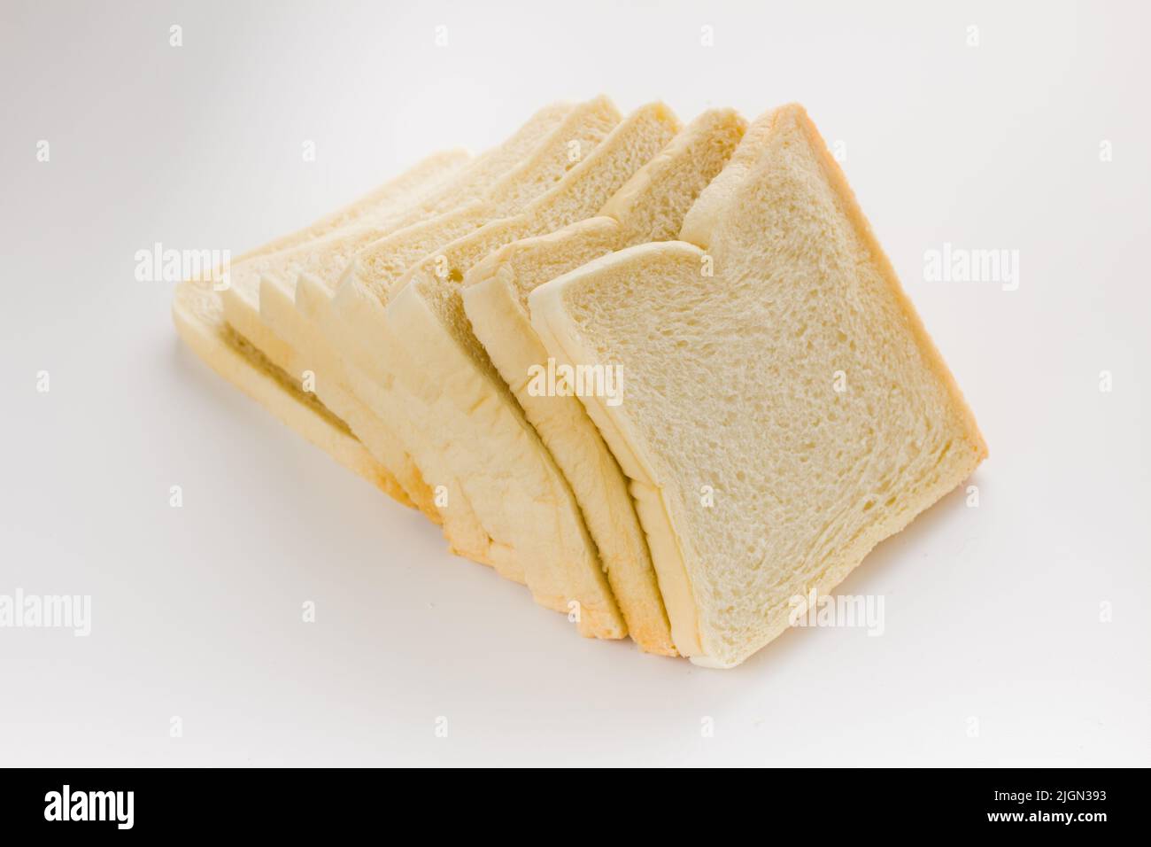 Focaccia di fettine di pane bianco su sfondo bianco Foto Stock