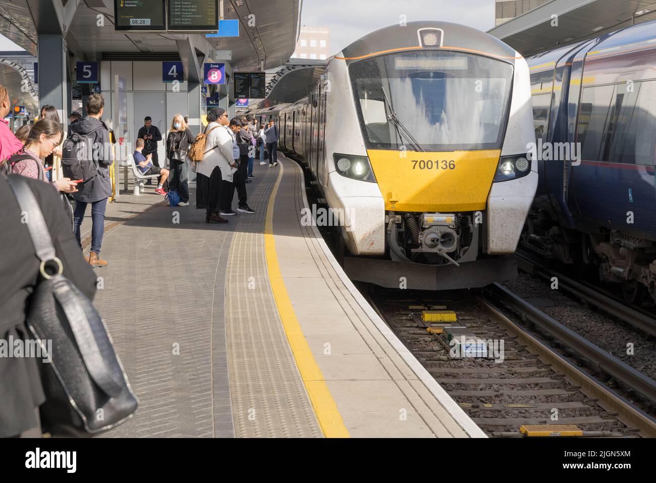 Il treno Thames link arriva alla stazione London Bridge prima di partire per Brighton, Inghilterra Regno Unito Foto Stock
