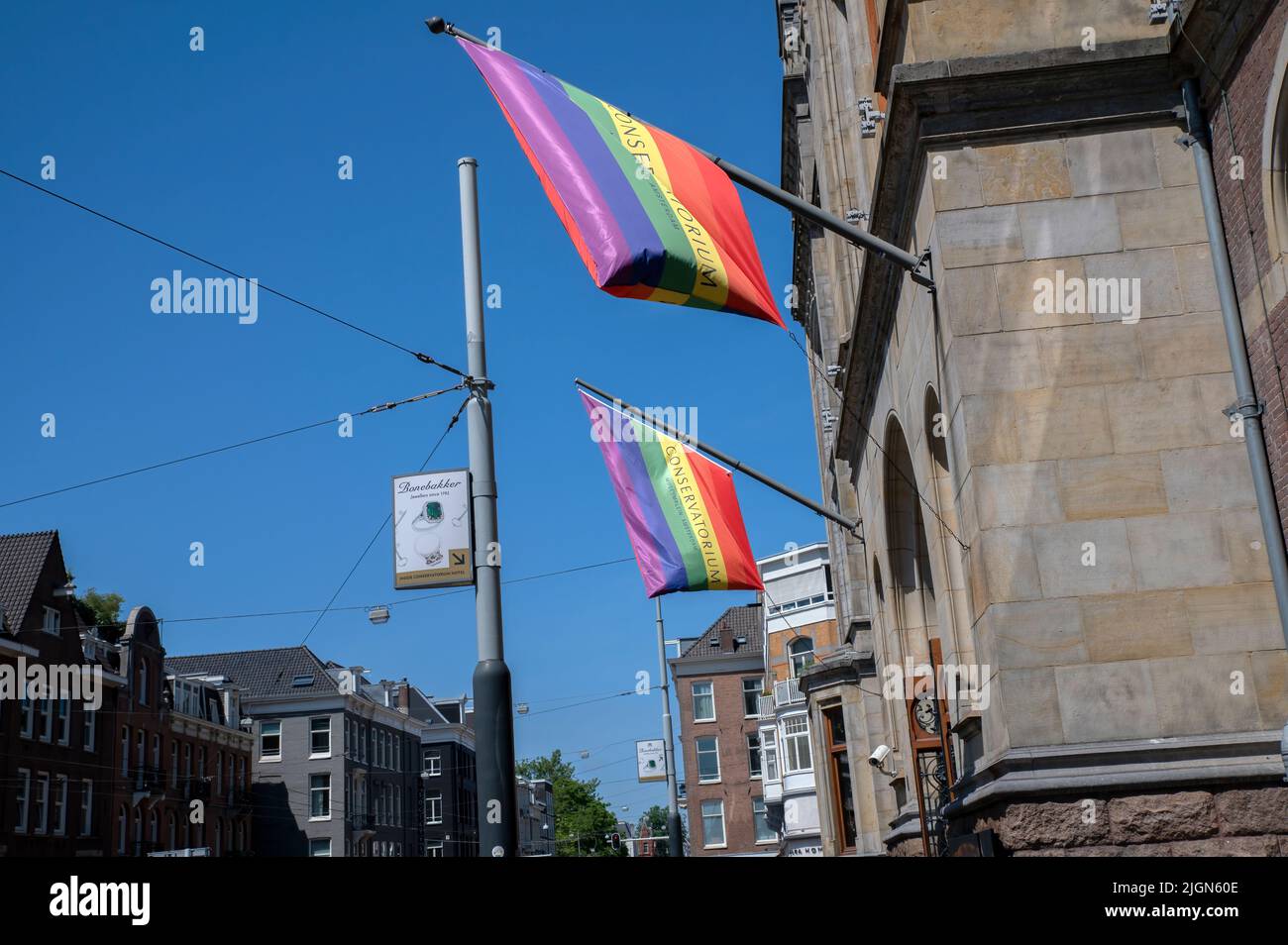 Bandiera LGBT dal Conservatorium Hotel ad Amsterdam Paesi Bassi 8-7-2022 Foto Stock