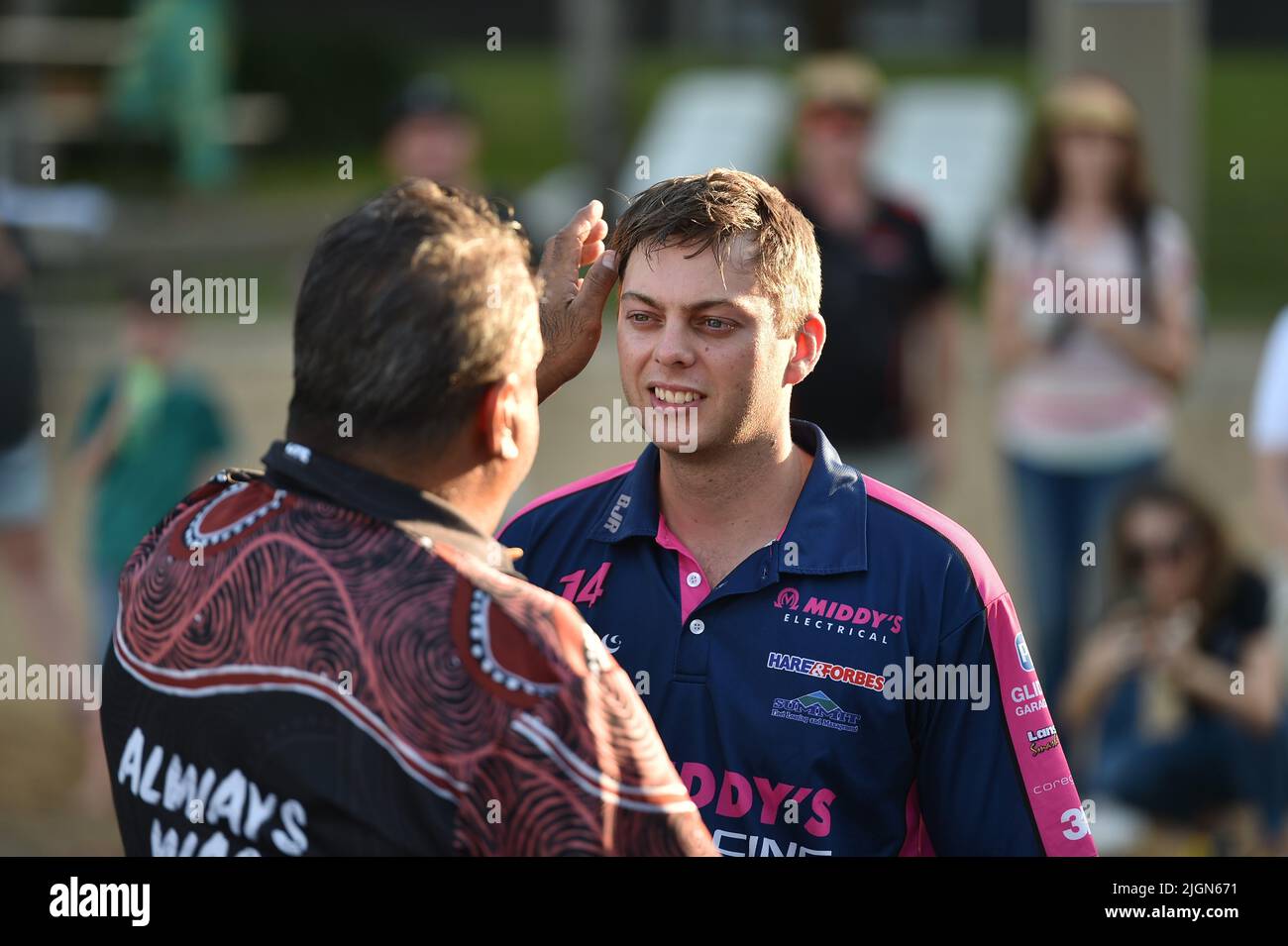Darwin, Australia. 16 giugno 2022. Nella foto, Bryce Fullwood, Brad Jones Racing con Larrakia Elder, Richard Fejo mentre interpreta l'Aborigeno australiano Foto Stock