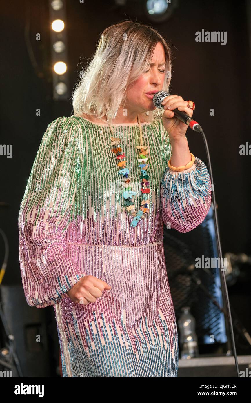 Cantante di anime, Alice Russell che si esibisce al Cornbury Festival, Great Tew, Oxford, Regno Unito. Luglio 8, 2022. Foto Stock