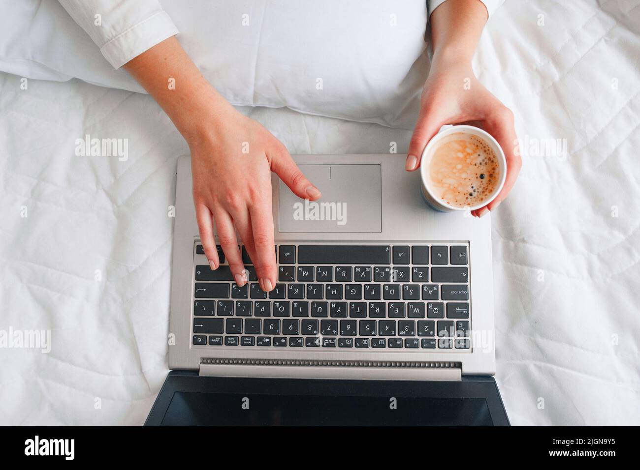 Caffè del mattino con computer portatile. Dipendenza da Internet. Foto Stock