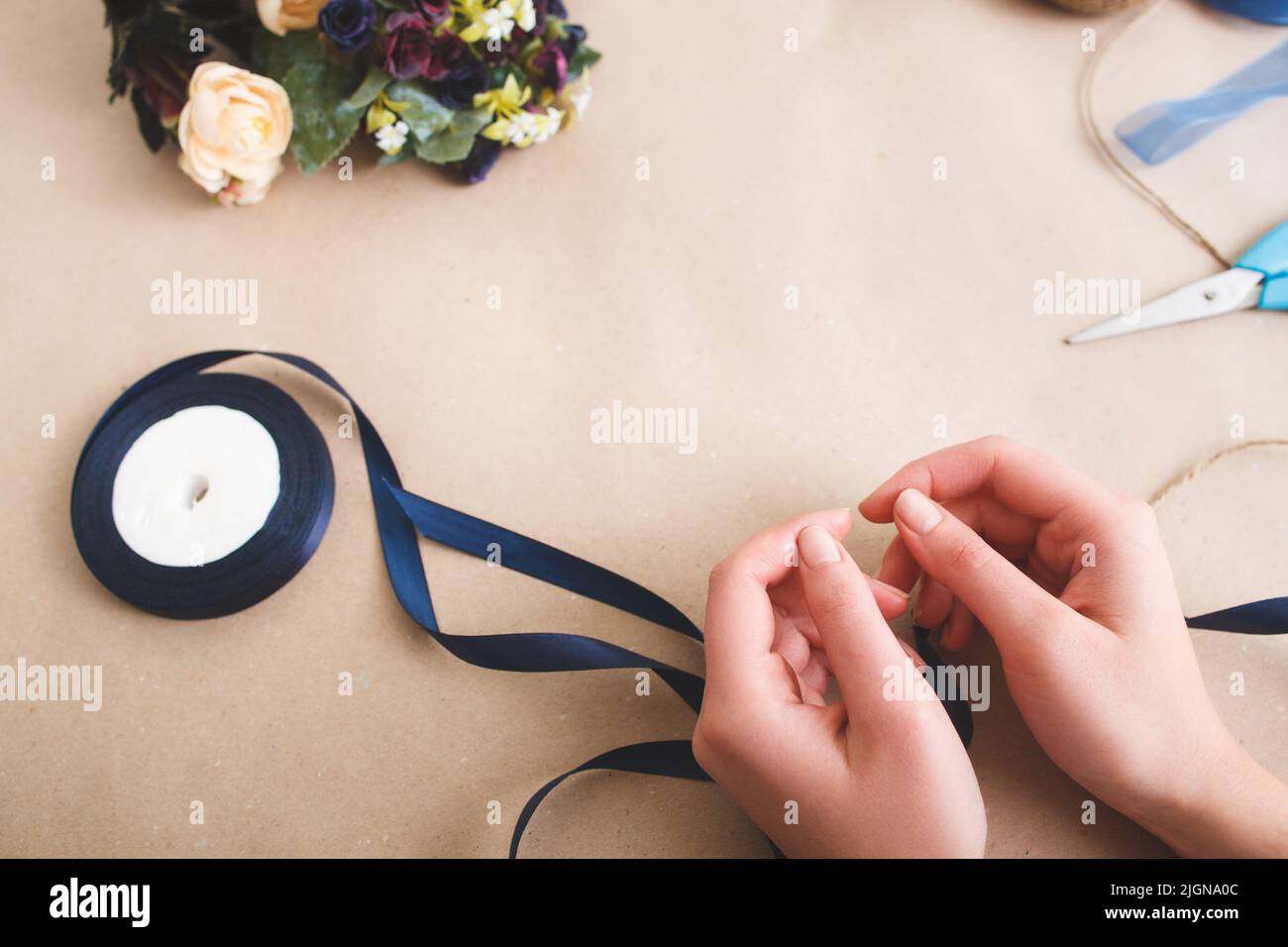 Lavoro fiorista, arte creativa, decorazione, artigianato Foto Stock