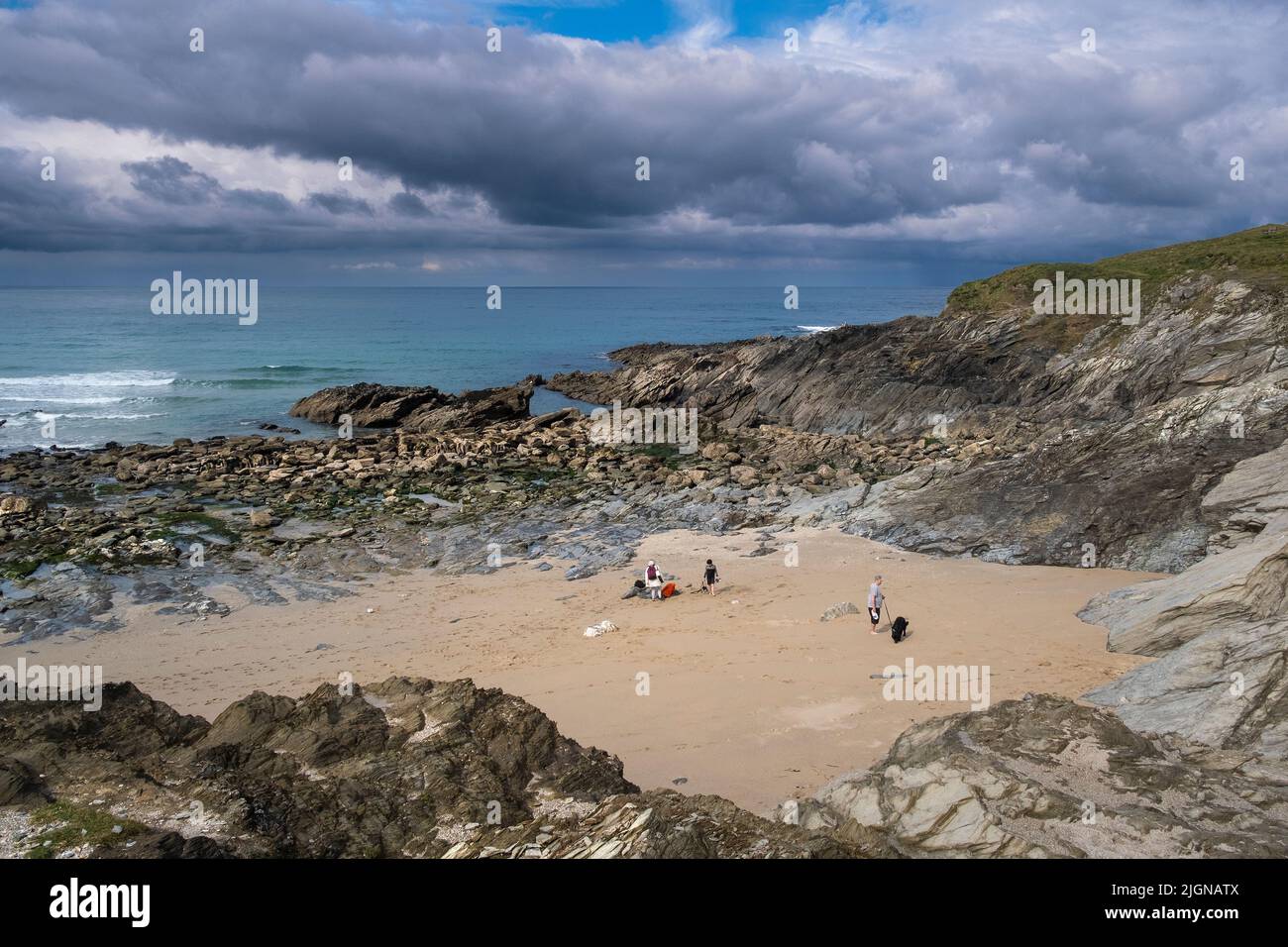 Radunando le nuvole di pioggia appartato piccolo Fistral costa piccola baia di Newquay in Cornovaglia nel Regno Unito. Foto Stock