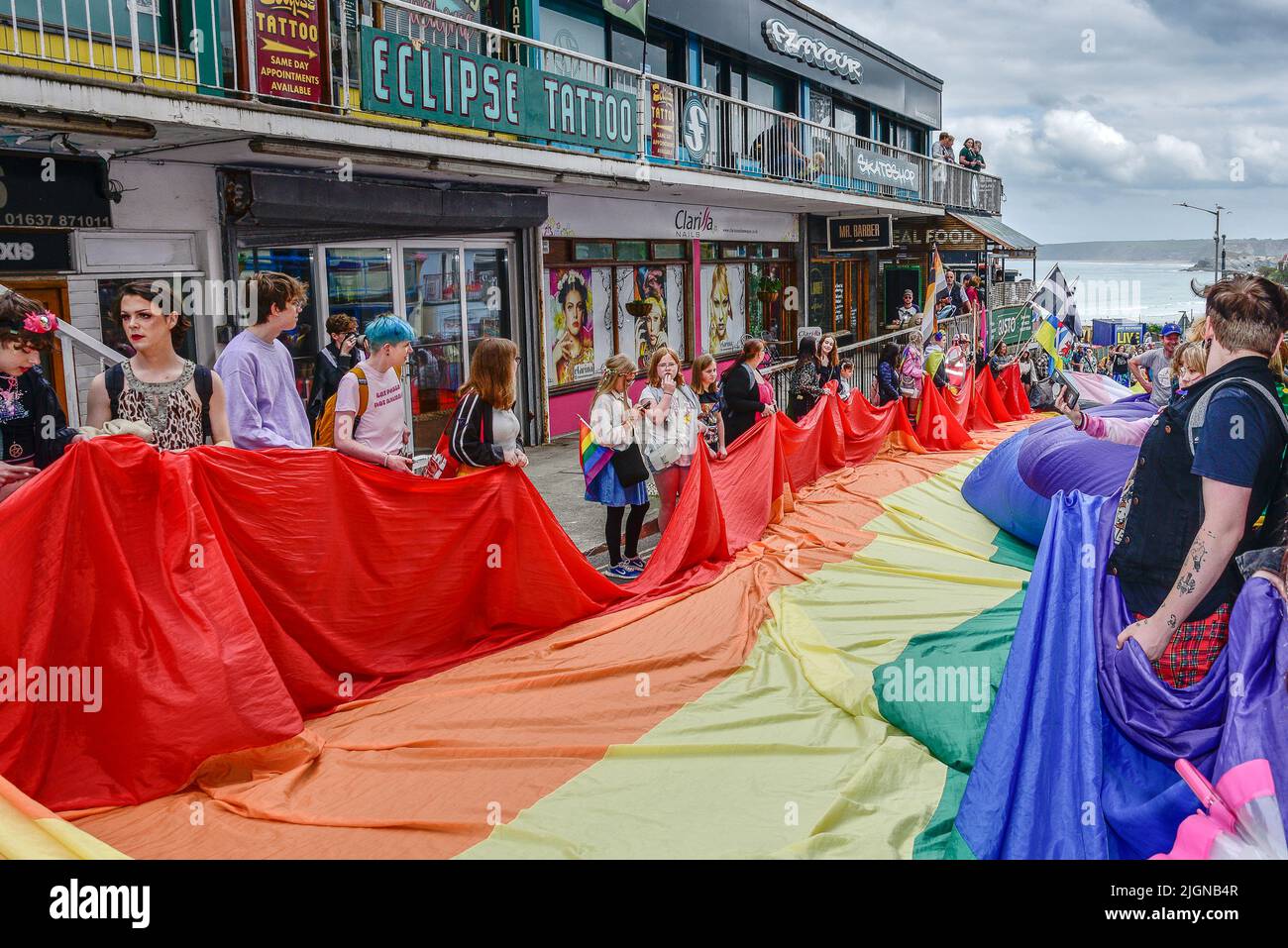 La vivace e colorata Cornovaglia è orgogliosa della sfilata Pride nel centro di Newquay, nel Regno Unito. Foto Stock