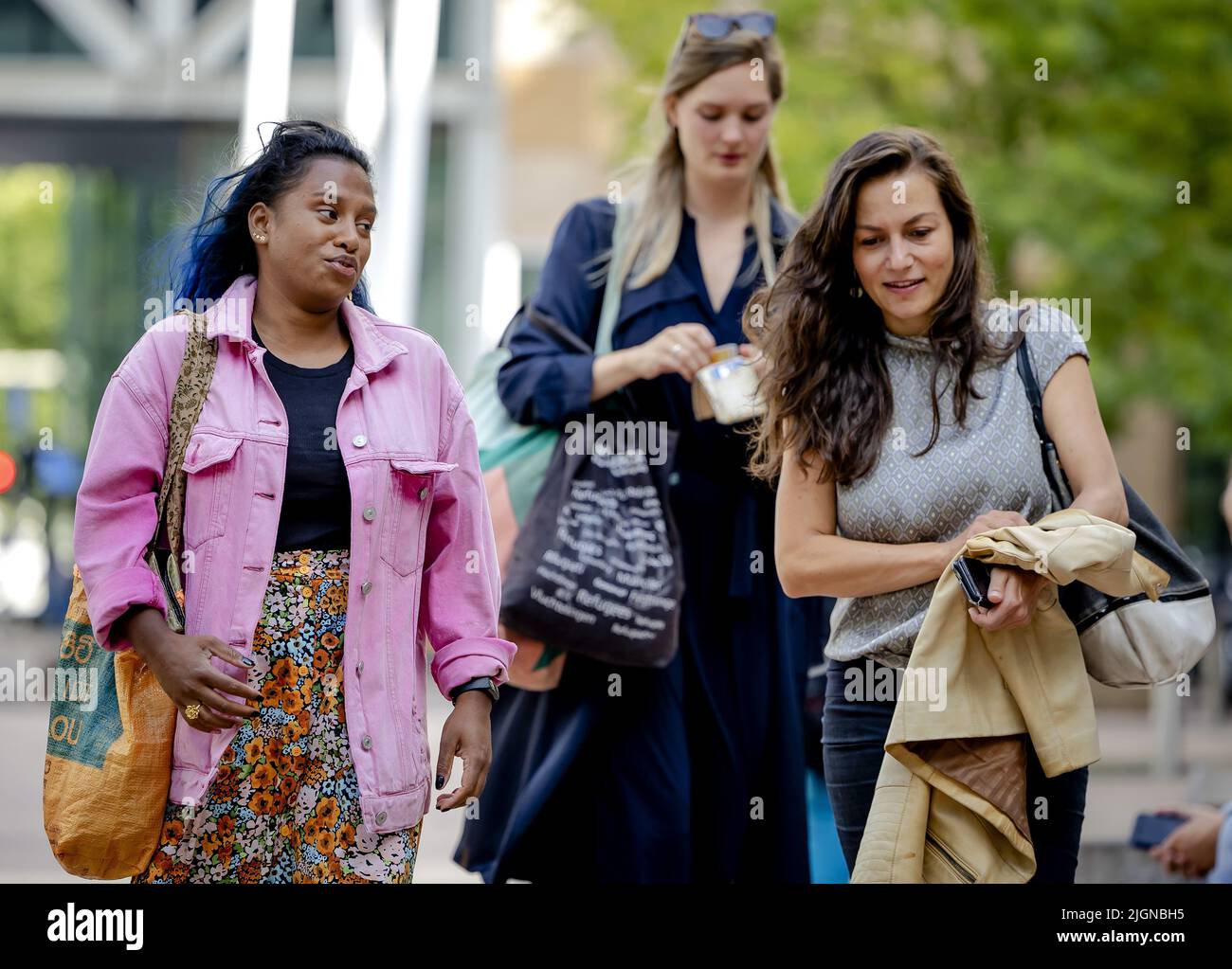 2022-07-12 09:36:35 L'AIA - Delani Butink, avvocati Elles Ten Vergert e Lisa-Marie Komp, arriva alla Corte d'appello per il verdetto. Butink ha avviato un procedimento contro lo Stato dei Paesi Bassi e la Fondazione Child and Future a causa della sua adozione dallo Sri Lanka. Secondo Butink, la sua adozione sarebbe illegale perché non soddisfaceva le condizioni che un'adozione internazionale doveva soddisfare. ANP ROBIN VAN LONKHUIJSEN olanda OUT - belgio OUT Foto Stock