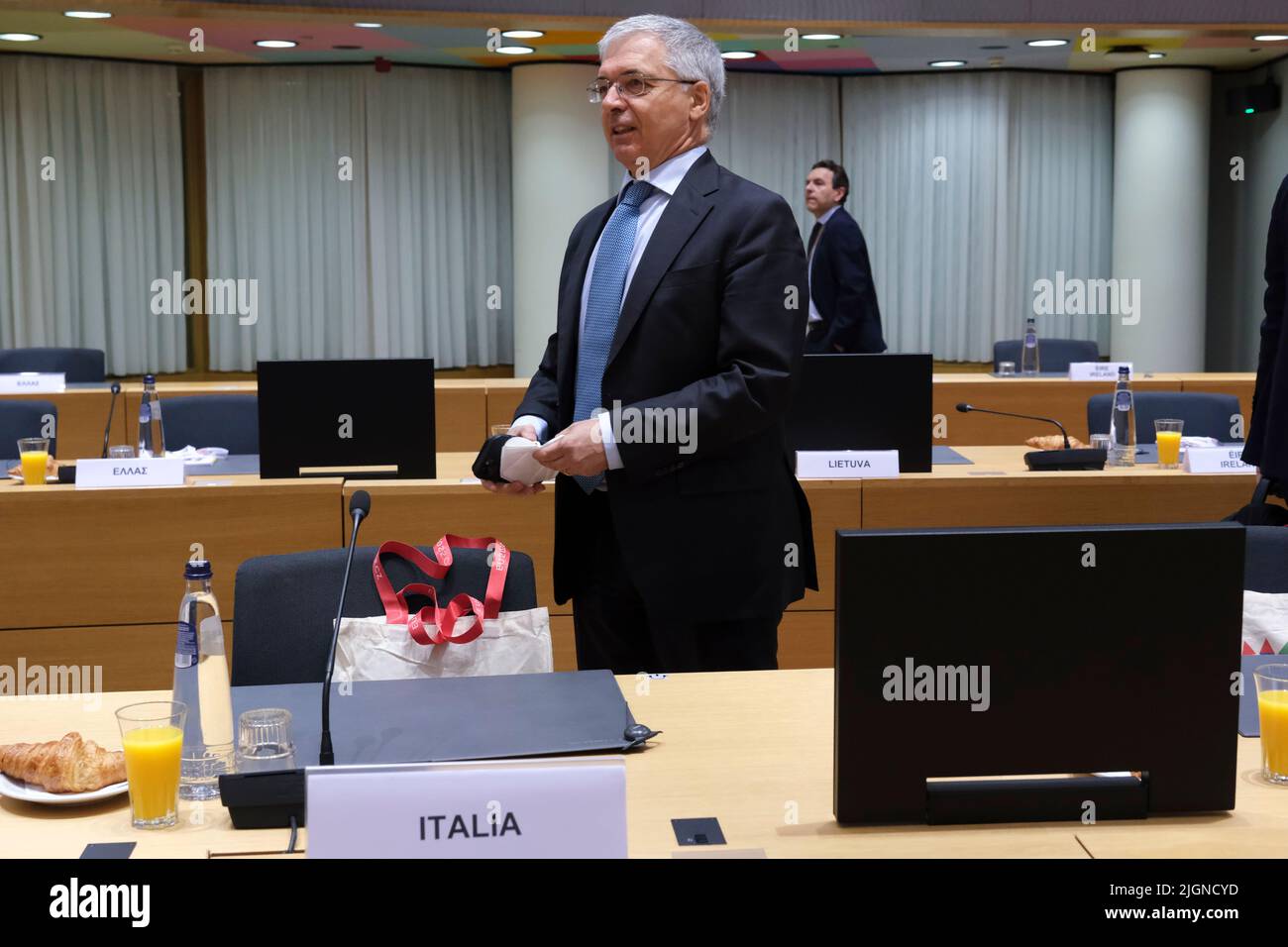 Bruxelles, Belgio. 12th luglio 2022. Daniele Franco, Ministro delle Finanze, arriva a Bruxelles (Belgio) il 12 luglio 2022 in una configurazione del Consiglio economico e finanziario (ECOFIN). Credit: ALEXANDROS MICHAILIDIS/Alamy Live News Foto Stock