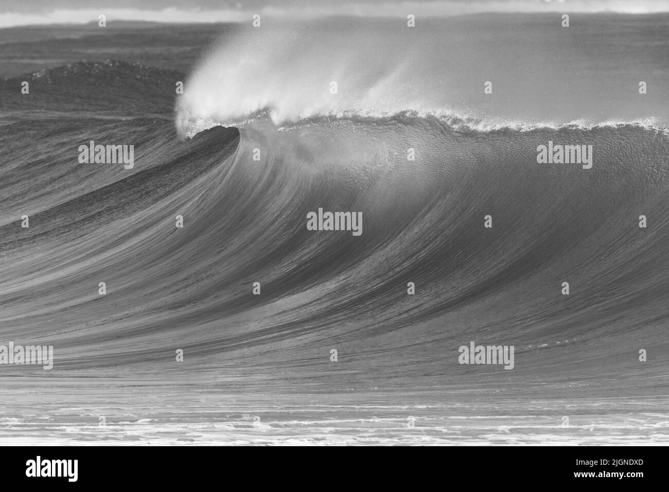 Ocean onda verticale acqua di mare che si schiantano in scenico foto in bianco e nero. Foto Stock