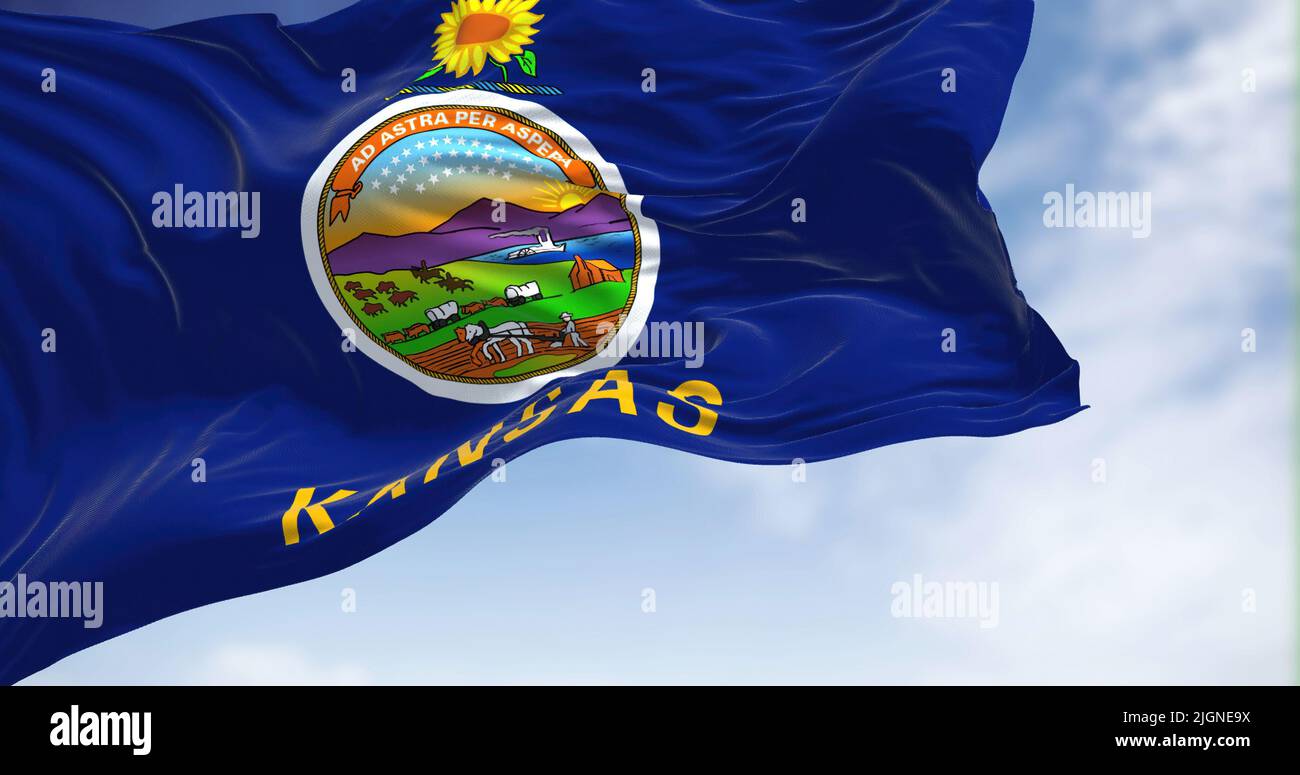 La bandiera di stato del Kansas statunitense sventola nel vento in una giornata limpida. Il Kansas è uno stato del Midwest degli Stati Uniti. Democrazia e indipendenza. Foto Stock