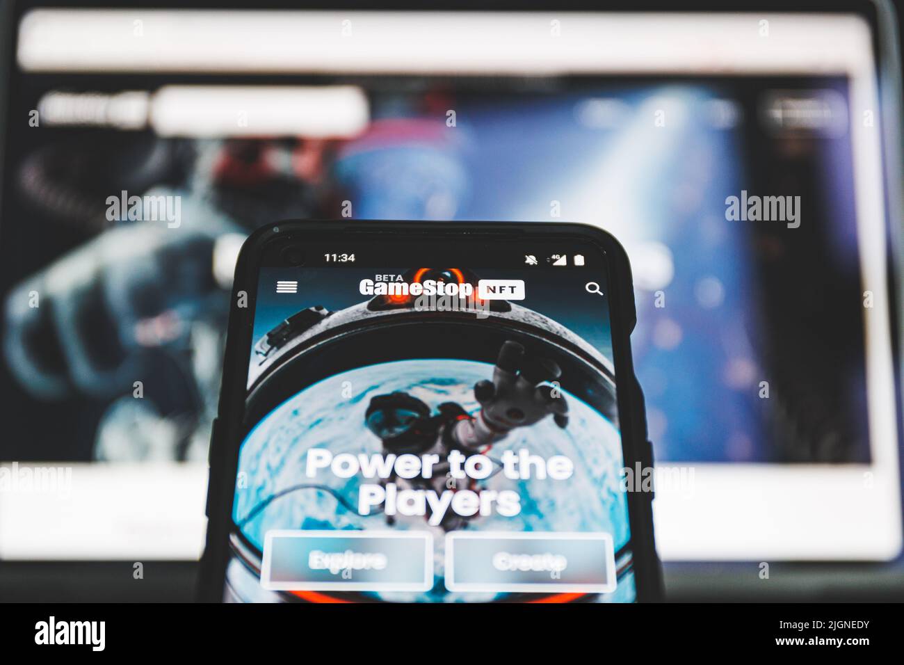 Gamestop NFT mercato su cellulare e PC. Gamestop lancia un nuovissimo mercato di gettoni non-fungibili Foto Stock