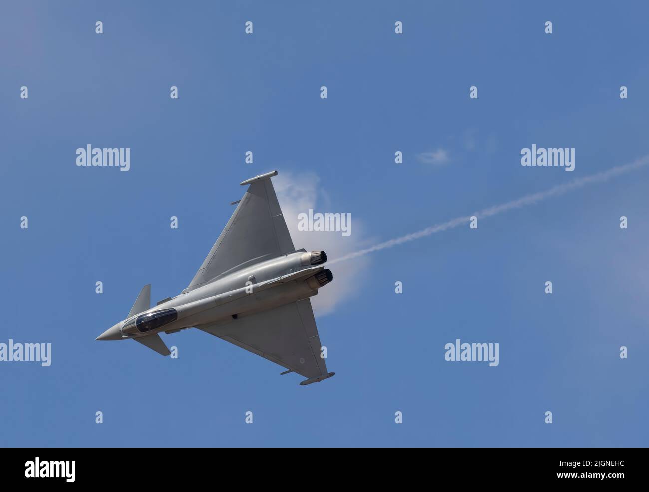 Un Royal Air Force Typhoon, noto anche come Eurofighter, che mette in mostra al Southport Airshow, Southport, Merseyside, Regno Unito Foto Stock