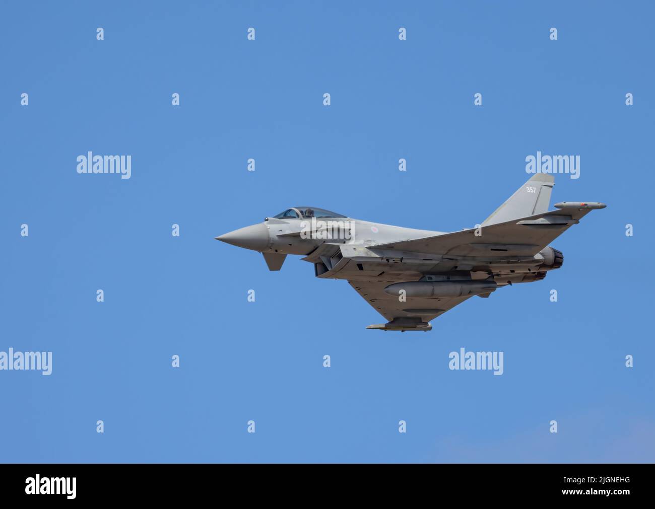Un Royal Air Force Typhoon, noto anche come Eurofighter, che mette in mostra al Southport Airshow, Southport, Merseyside, Regno Unito Foto Stock