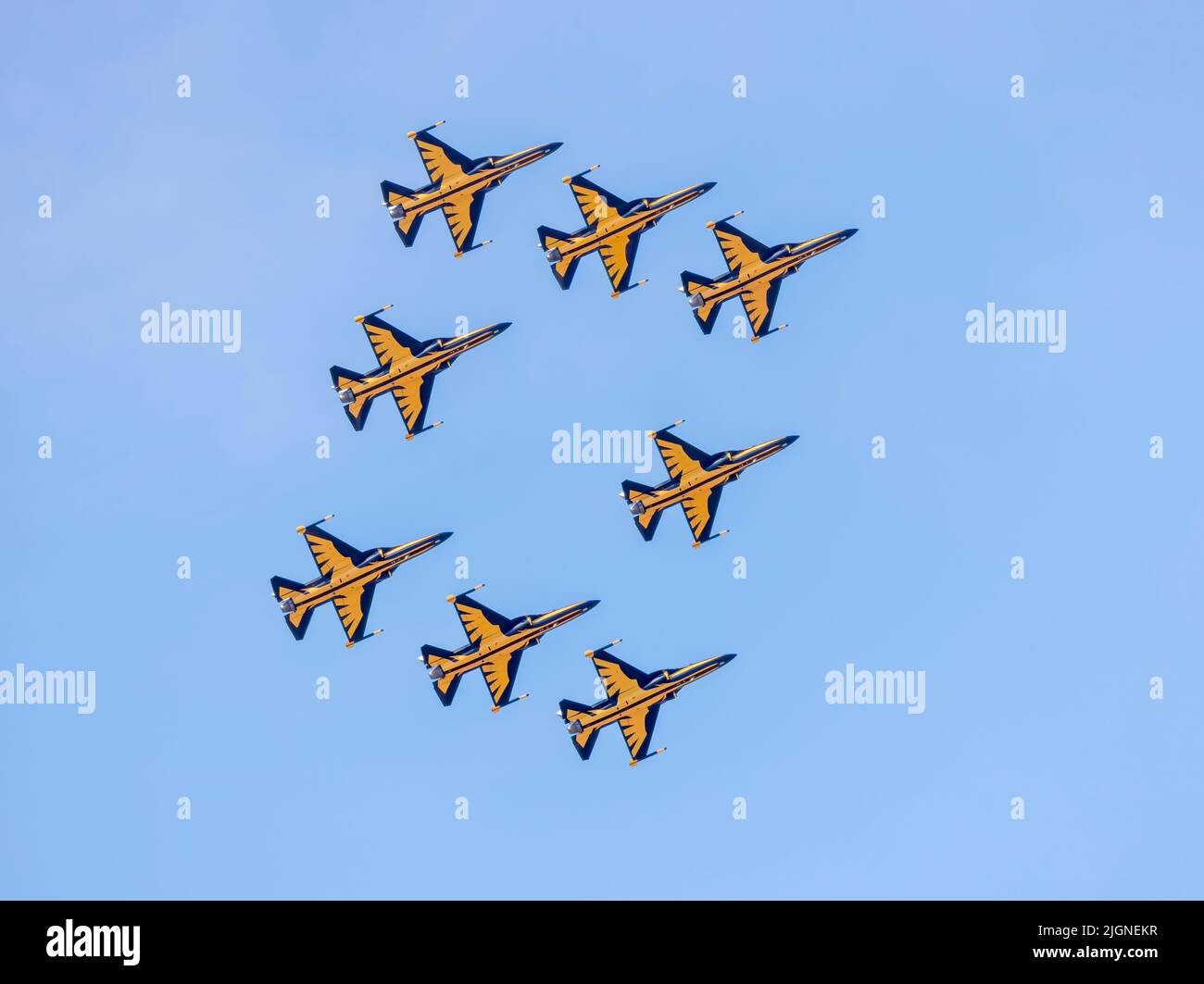La squadra Aerobatic della Repubblica di Corea, le aquile nere, esibendosi in un magnifico spettacolo volante al Southport Air Show, Southport, Regno Unito Foto Stock