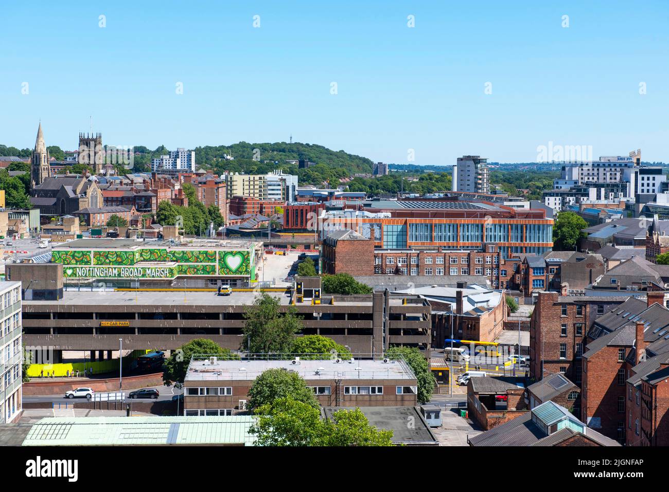 Vista del lato sud di Nottingham City verso Broad Marsh dalla terrazza del castello, luglio 2022 Nottinghamshire Inghilterra Regno Unito Foto Stock