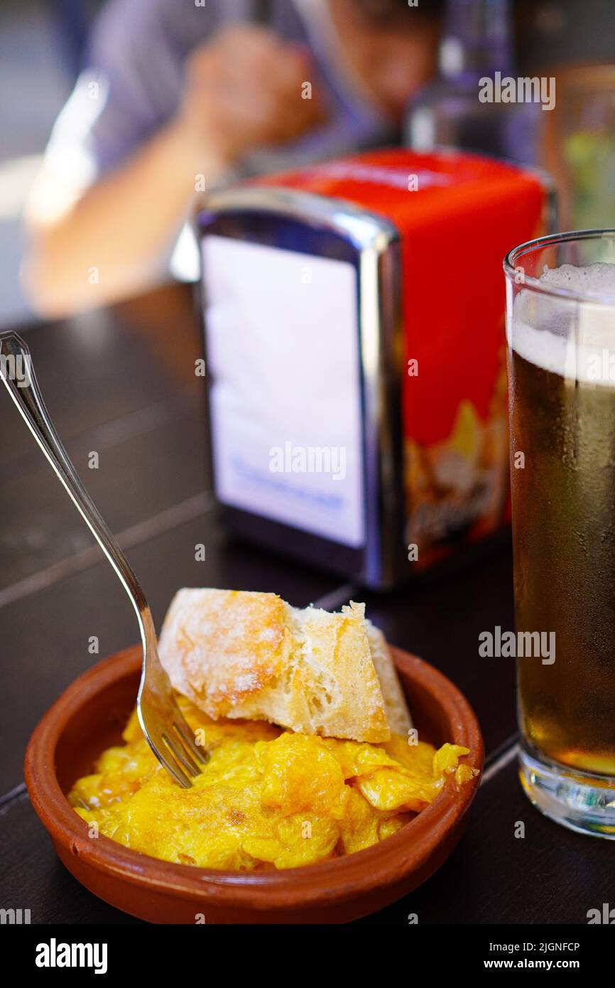 Specialità galiziane tapas tortilla de patatas e birra Foto Stock